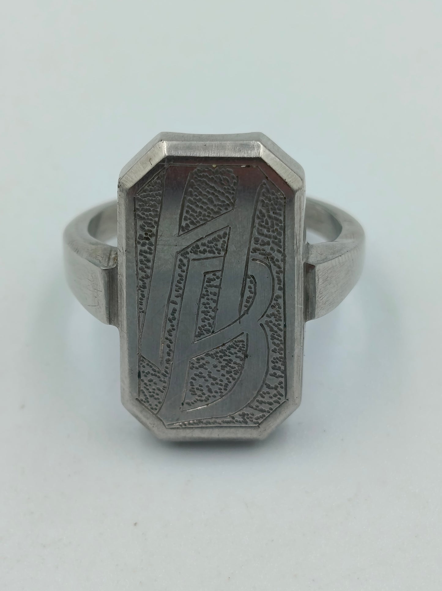 Silberfarbener Siegelring mit Gravur