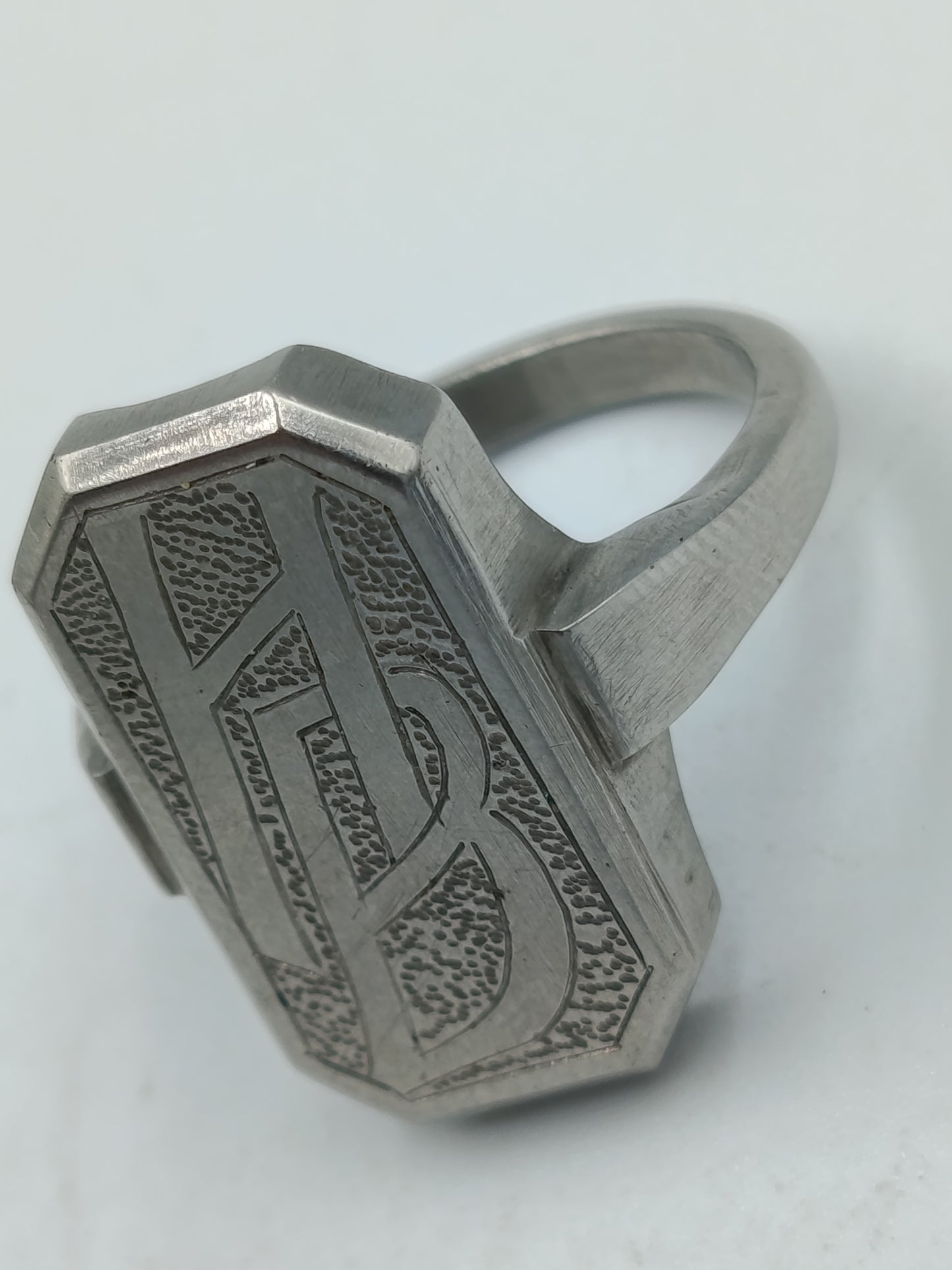 Silberfarbener Siegelring mit Gravur