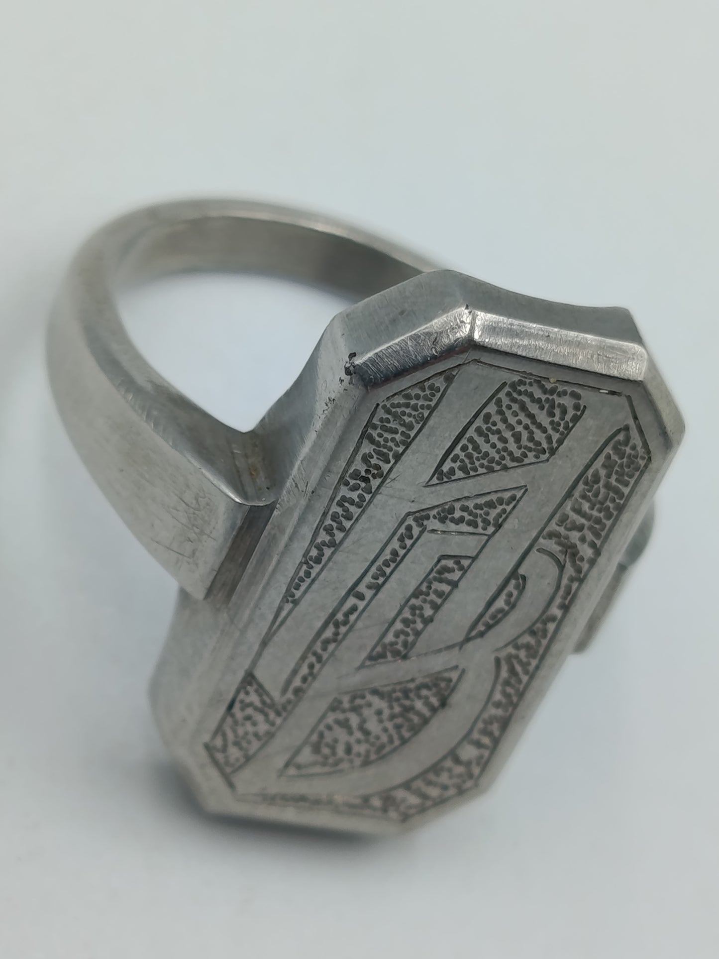 Silberfarbener Siegelring mit Gravur