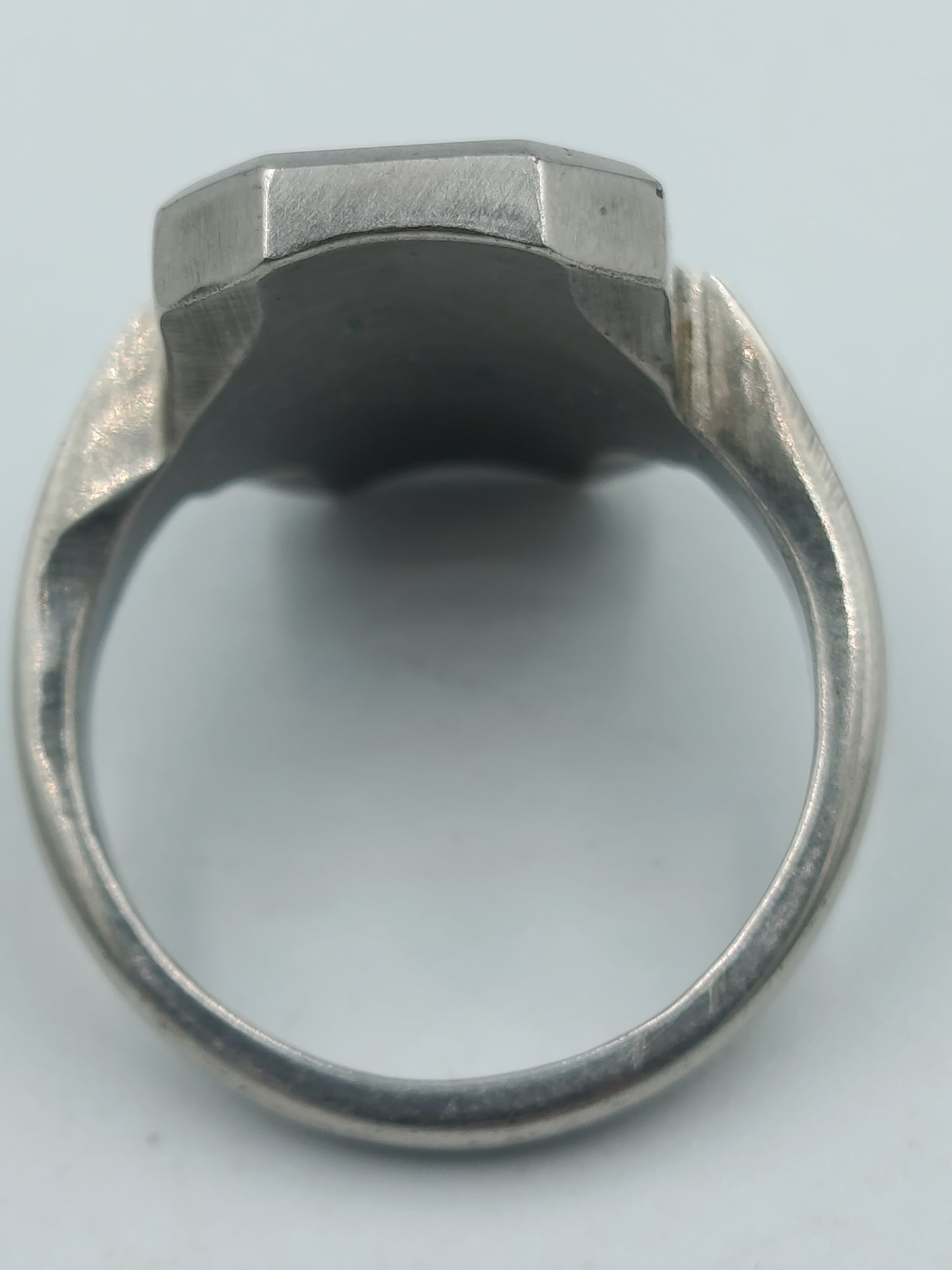 Silberfarbener Siegelring mit Gravur