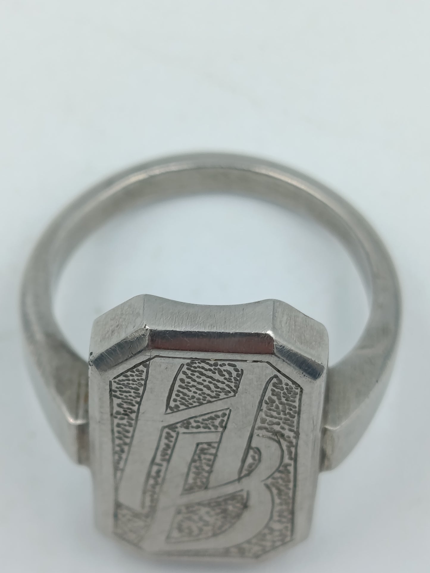 Silberfarbener Siegelring mit Gravur