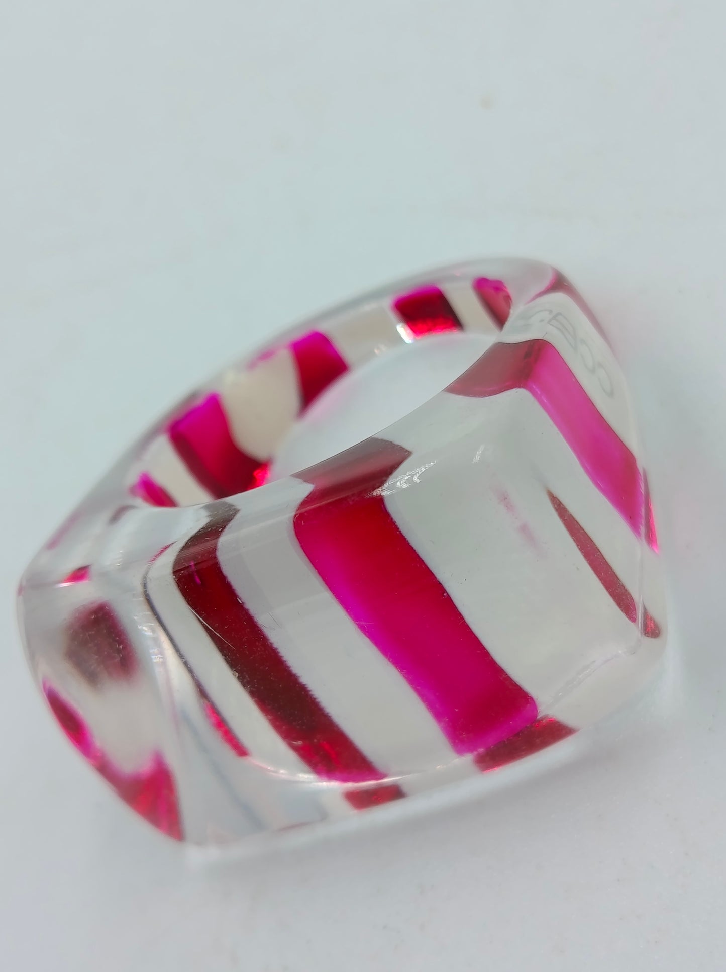 CCB-Ring in Rot-Weiß gestreift