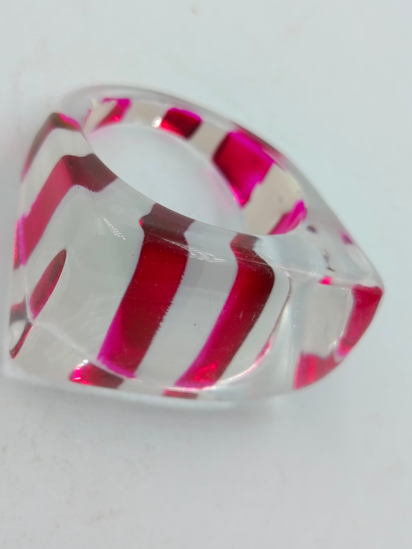 CCB-Ring in Rot-Weiß gestreift