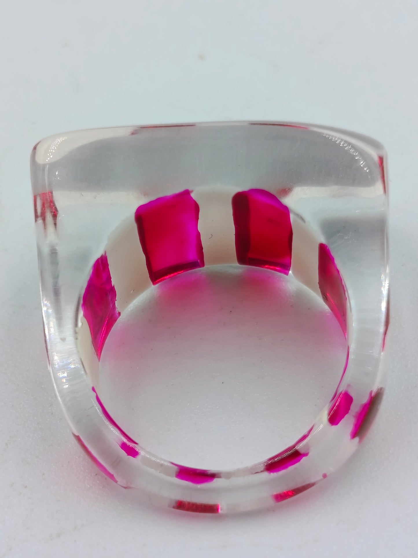 CCB-Ring in Rot-Weiß gestreift