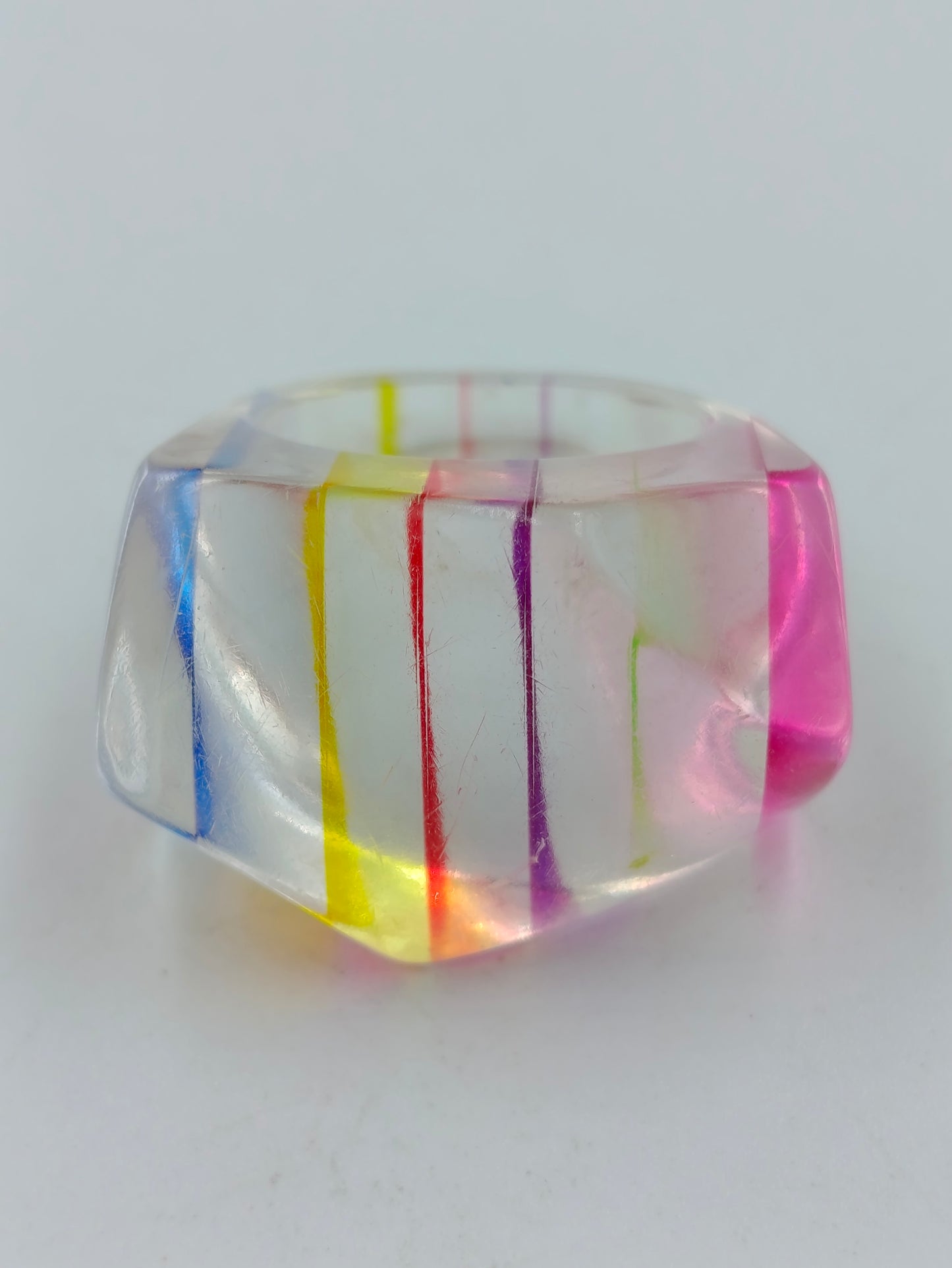 Bunter Ring mit Streifenmuster