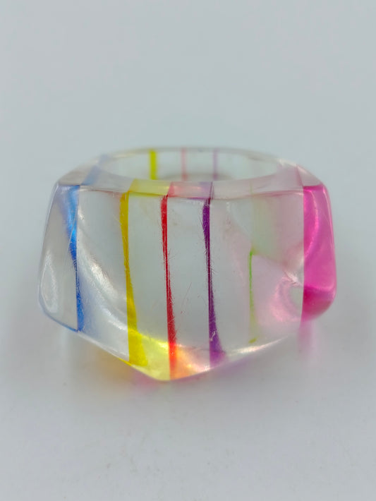 Bunter Ring mit Streifenmuster