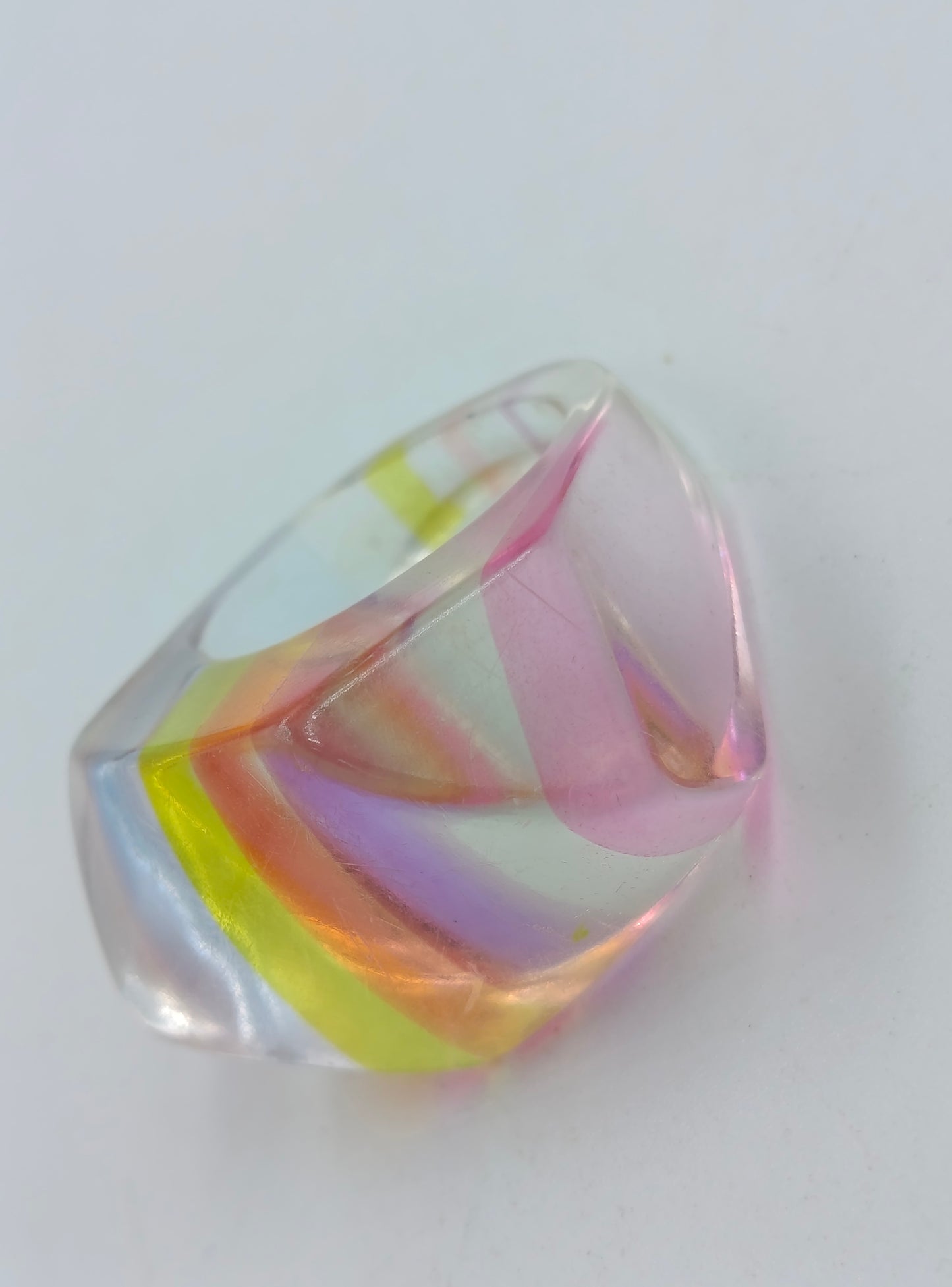 Bunter Ring mit Streifenmuster