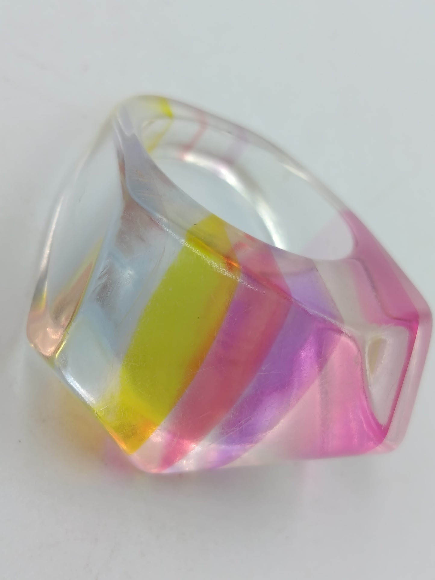 Bunter Ring mit Streifenmuster