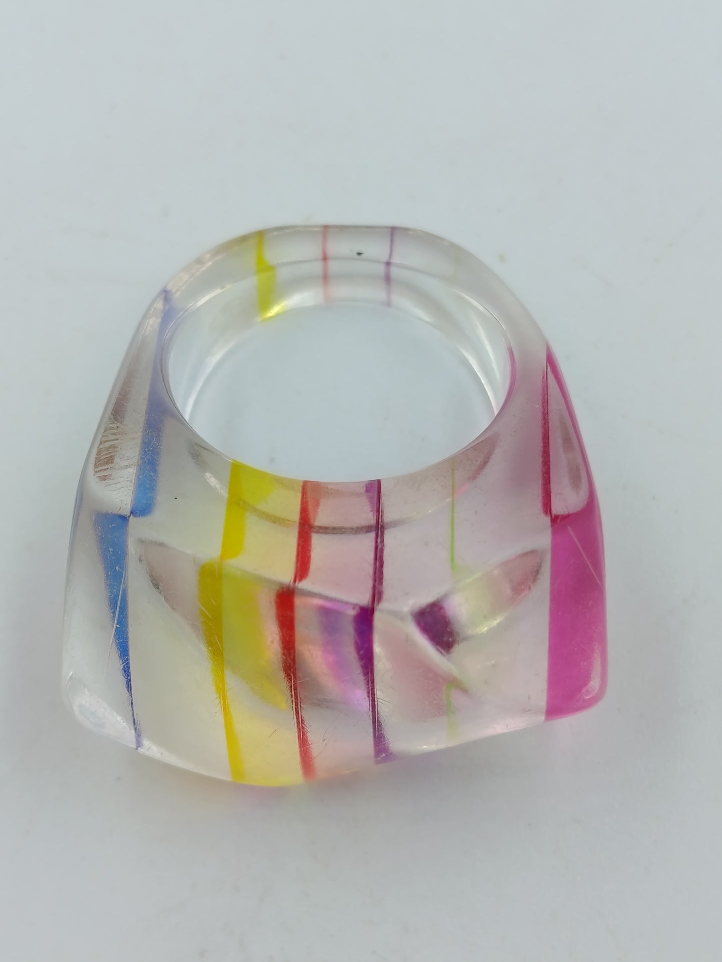 Bunter Ring mit Streifenmuster