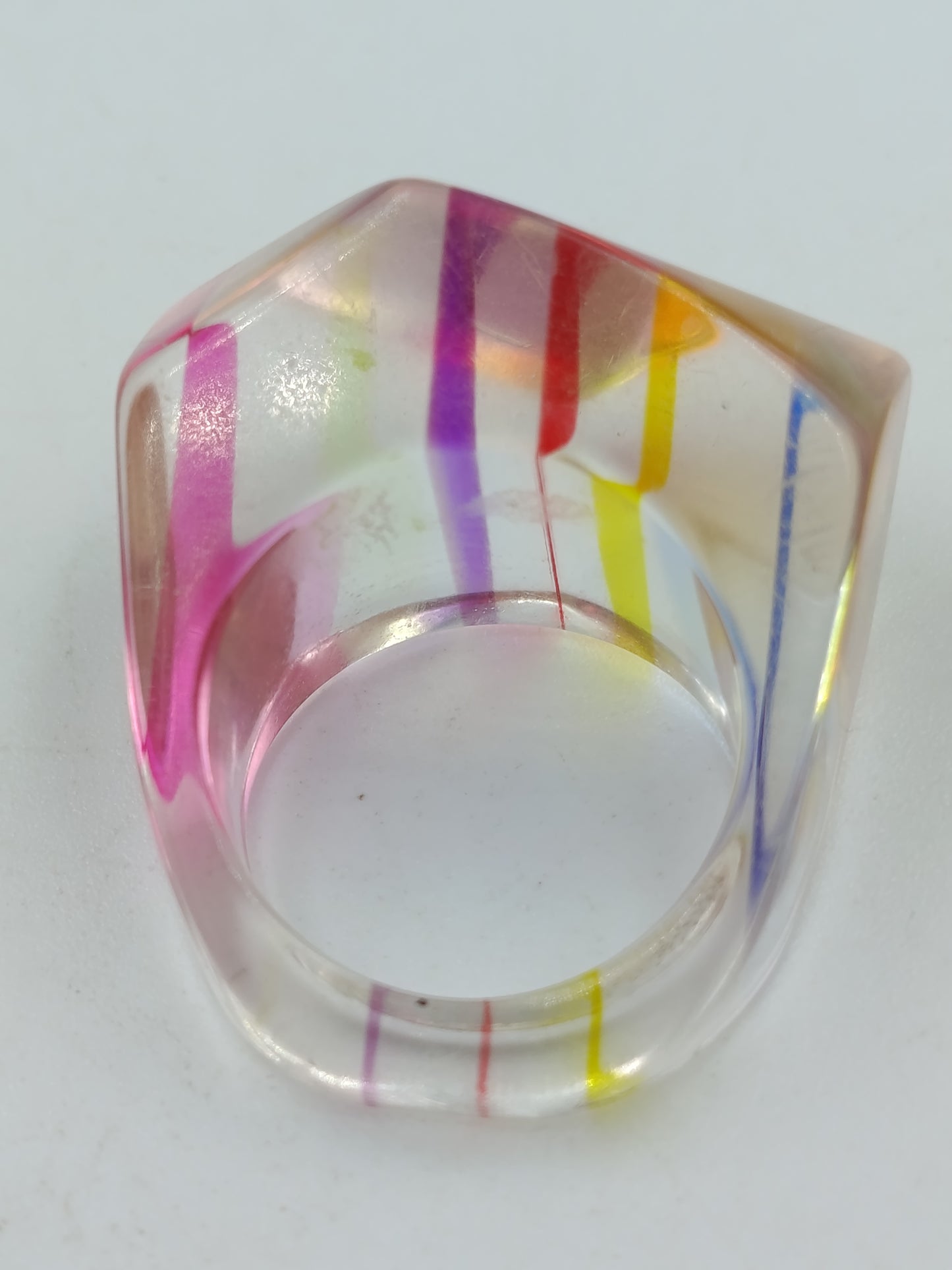 Bunter Ring mit Streifenmuster