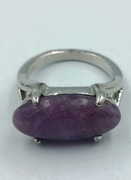 Silberfarbener Ring mit ovalem Amethyst-Stein