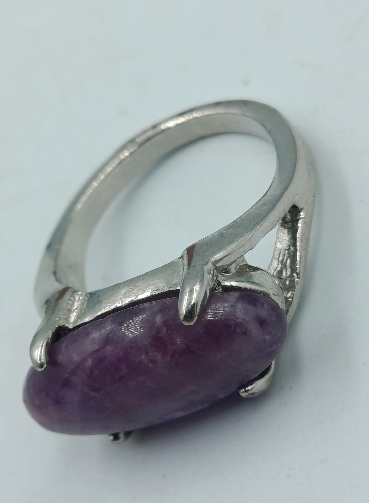 Silberfarbener Ring mit ovalem Amethyst-Stein