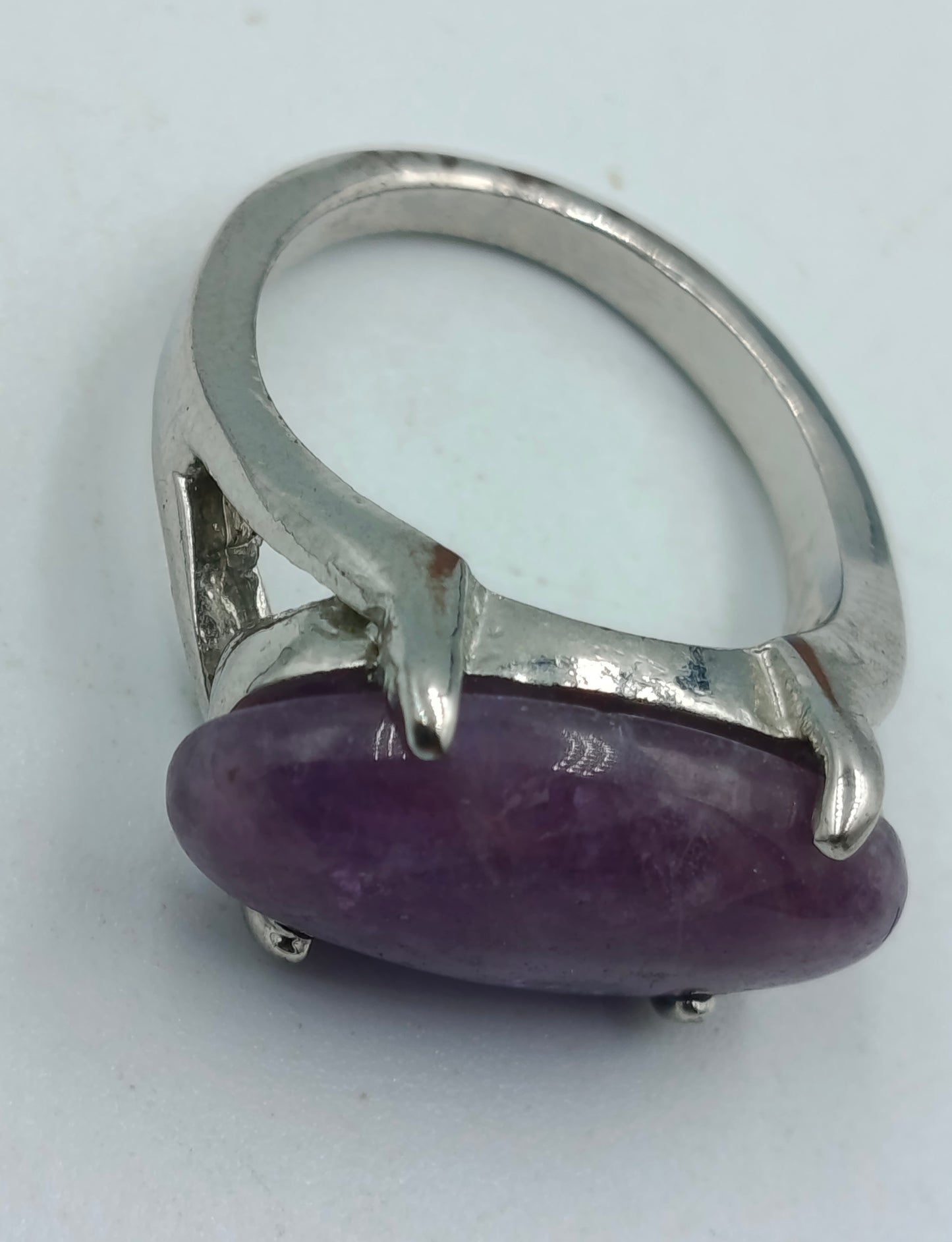 Silberfarbener Ring mit ovalem Amethyst-Stein