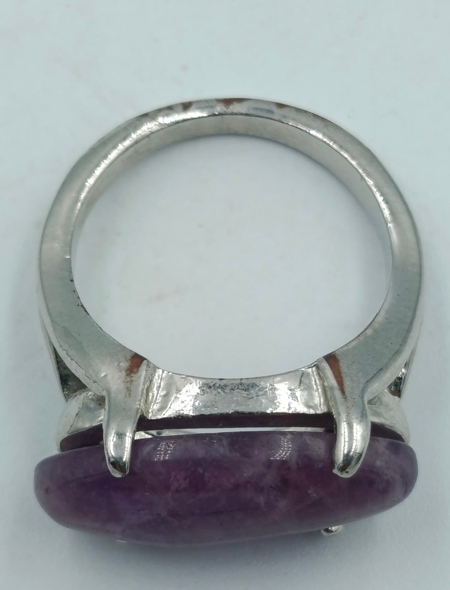 Silberfarbener Ring mit ovalem Amethyst-Stein