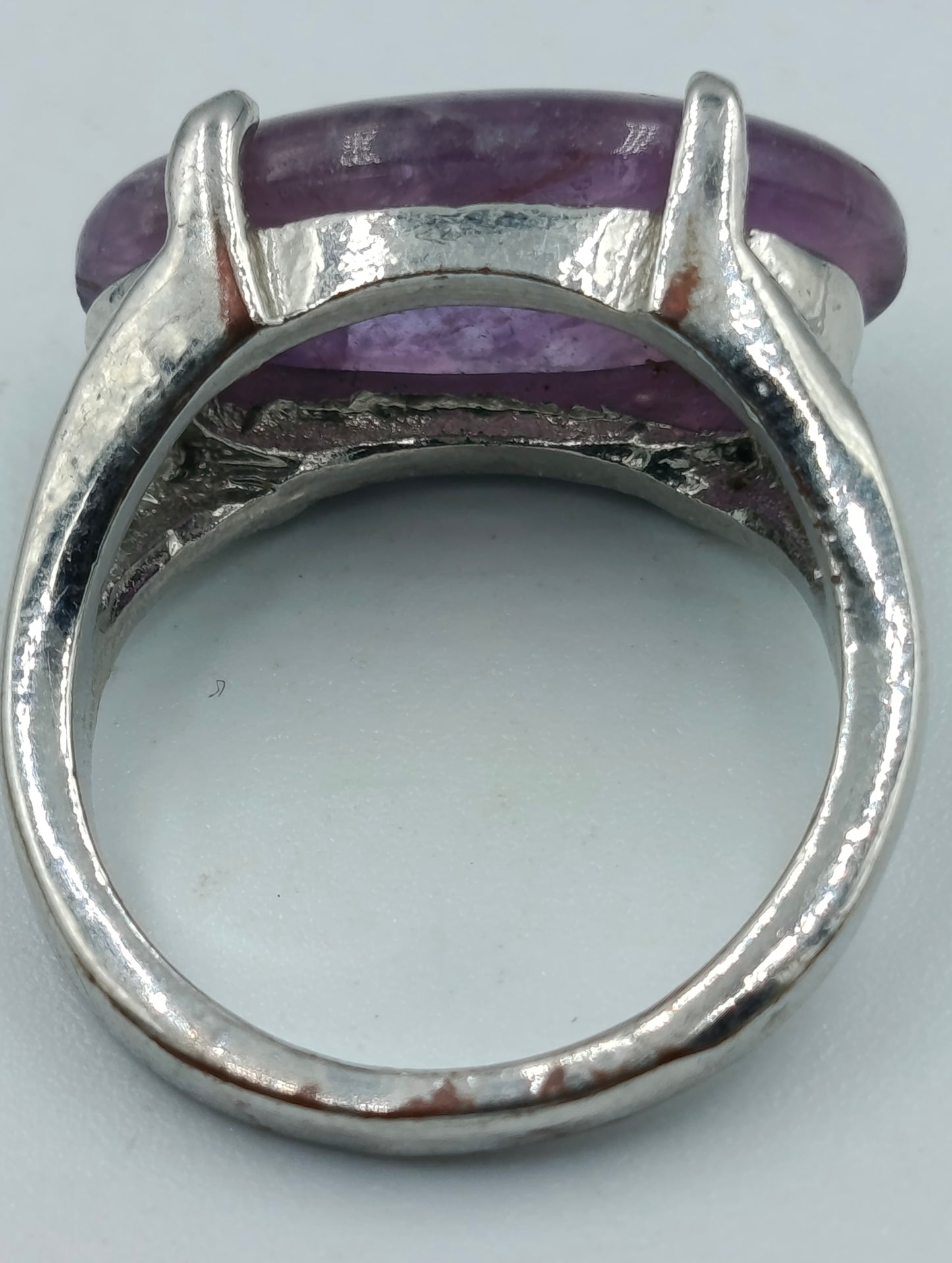 Silberfarbener Ring mit ovalem Amethyst-Stein
