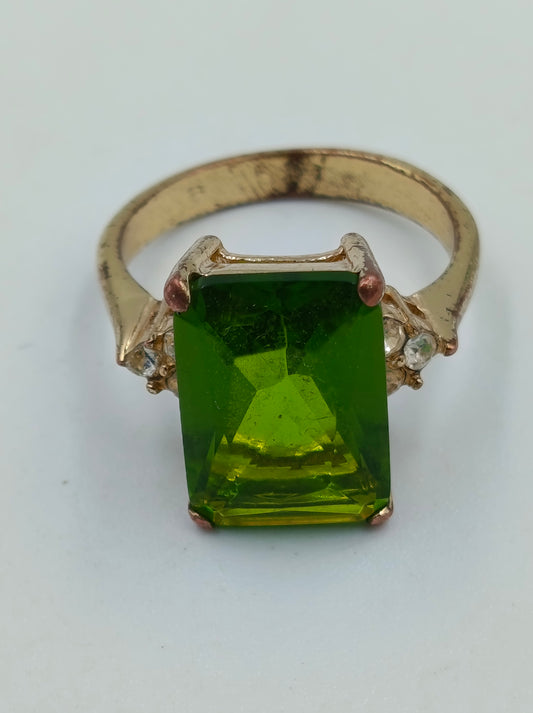 Goldfarbener Ring mit grünem rechteckigem Stein