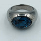 Silberfarbener Ring mit großem dunkelblauem Stein