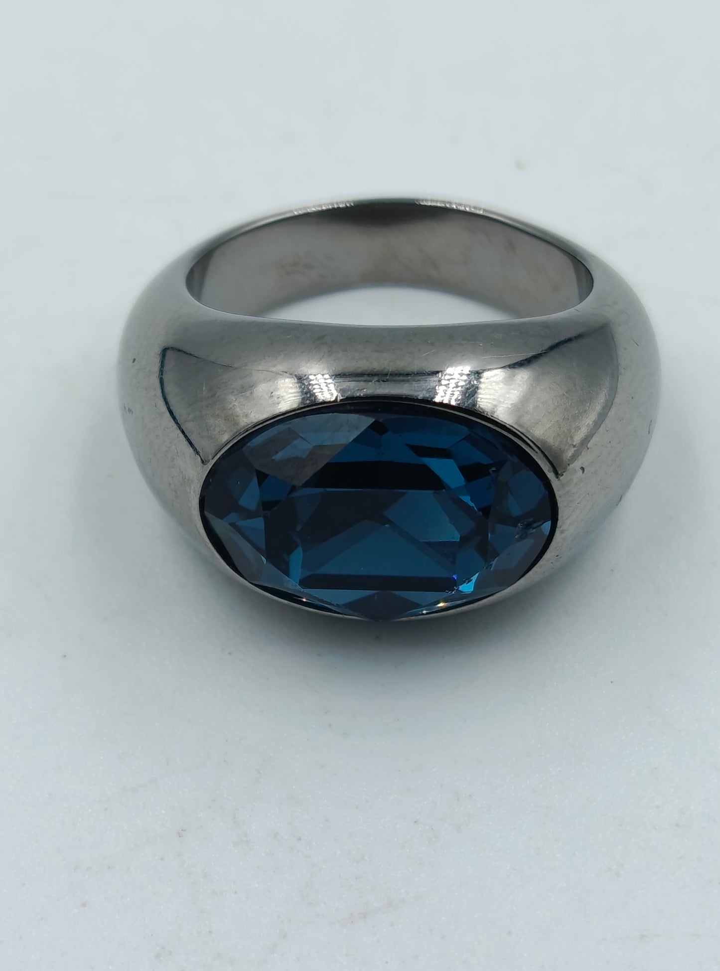 Silberfarbener Ring mit großem dunkelblauem Stein