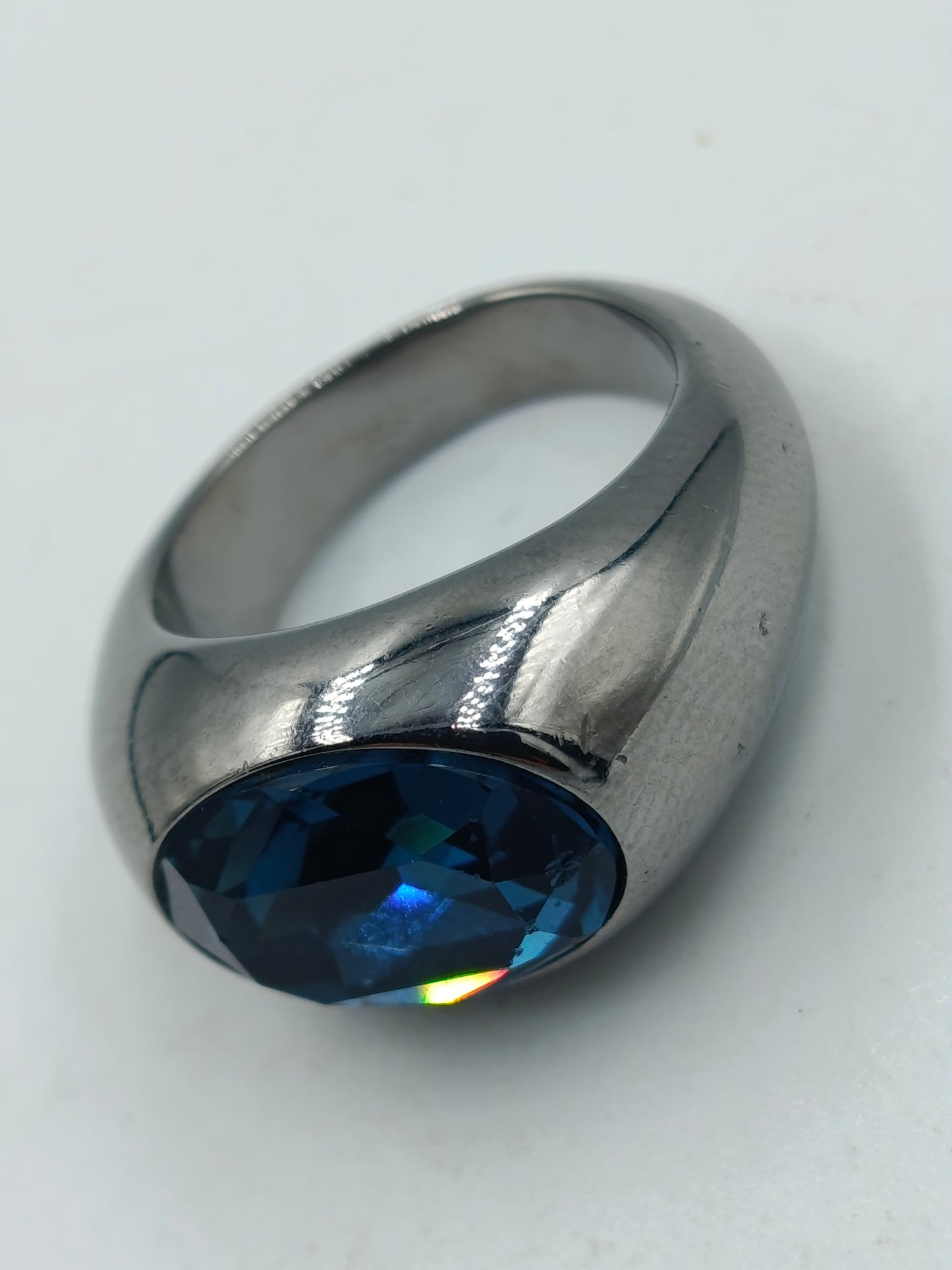 Silberfarbener Ring mit großem dunkelblauem Stein