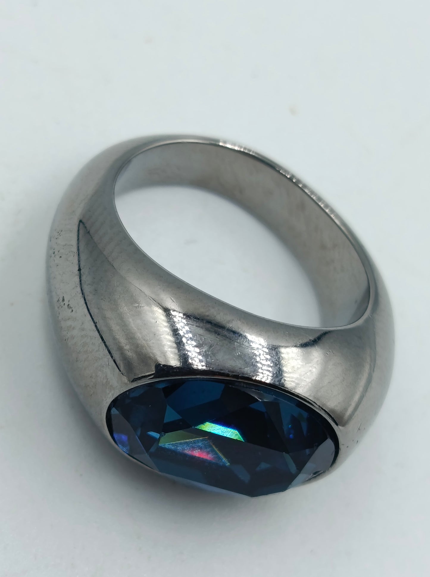 Silberfarbener Ring mit großem dunkelblauem Stein