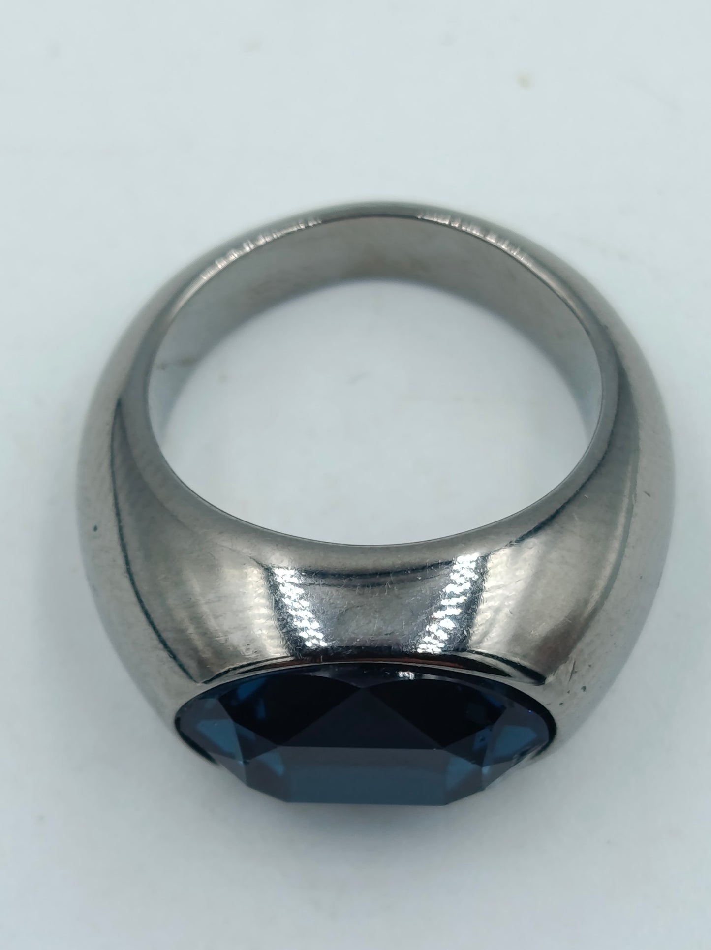 Silberfarbener Ring mit großem dunkelblauem Stein