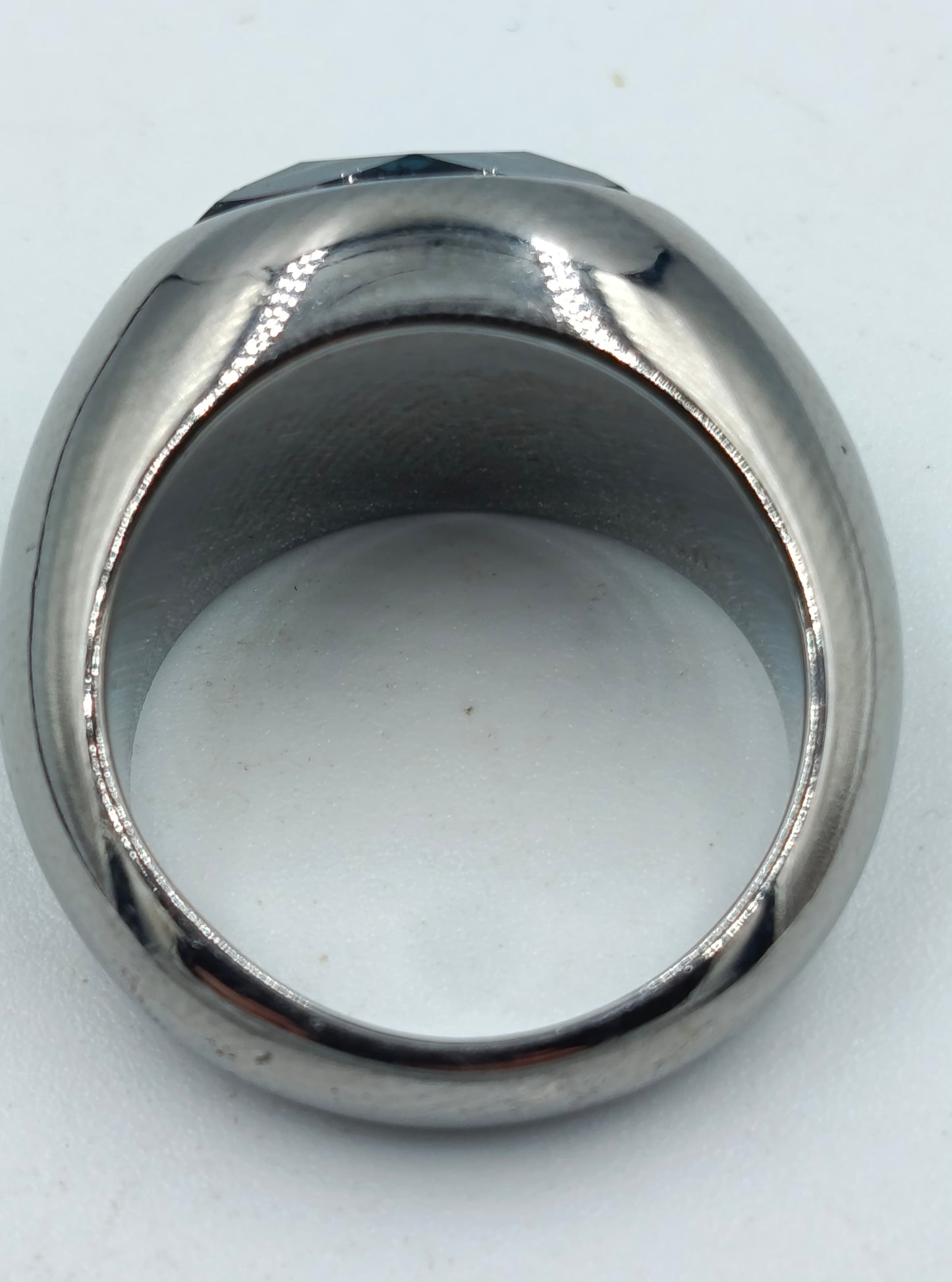 Silberfarbener Ring mit großem dunkelblauem Stein