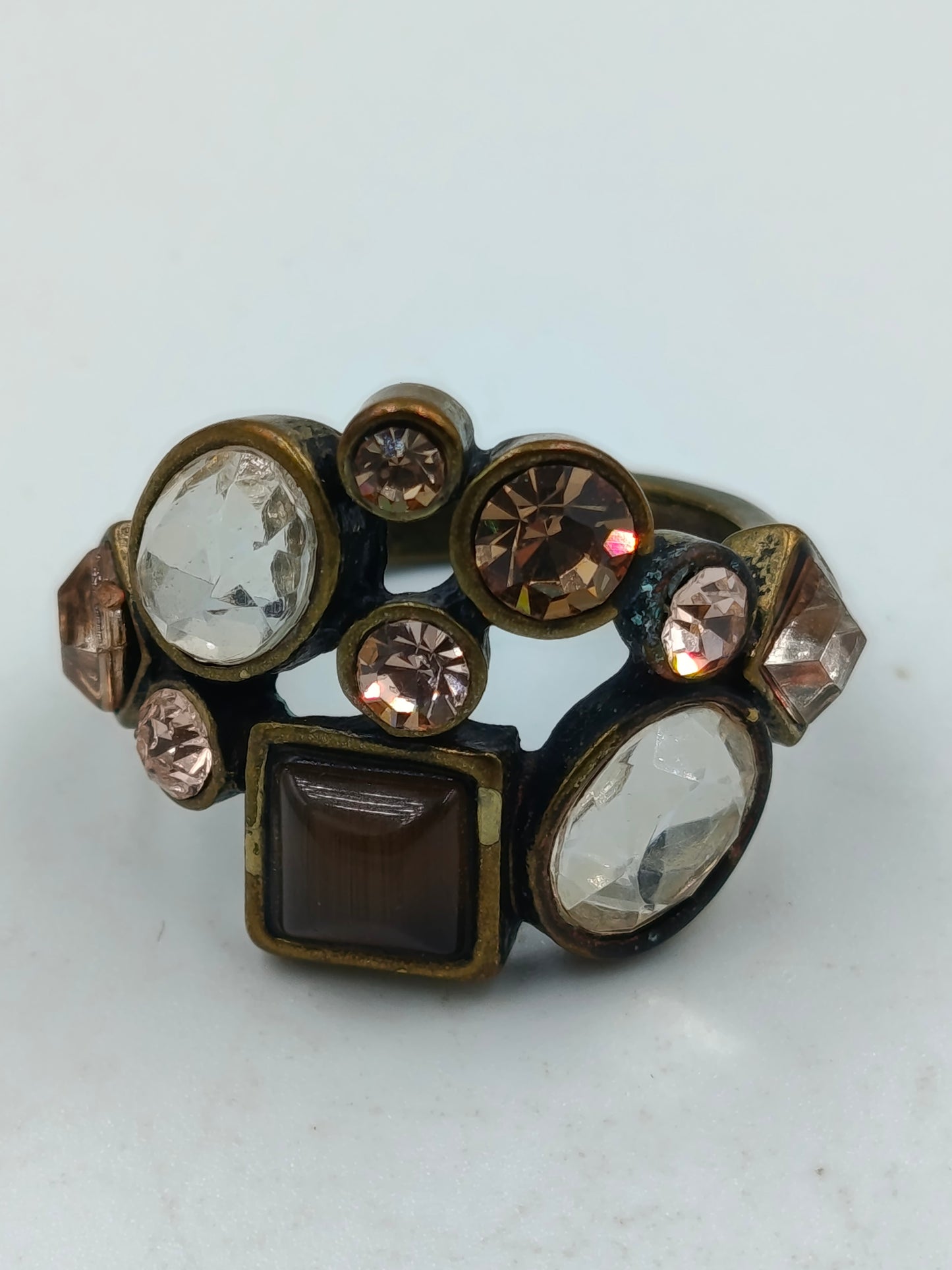 Antikgoldener Ring mit Glaskristallen