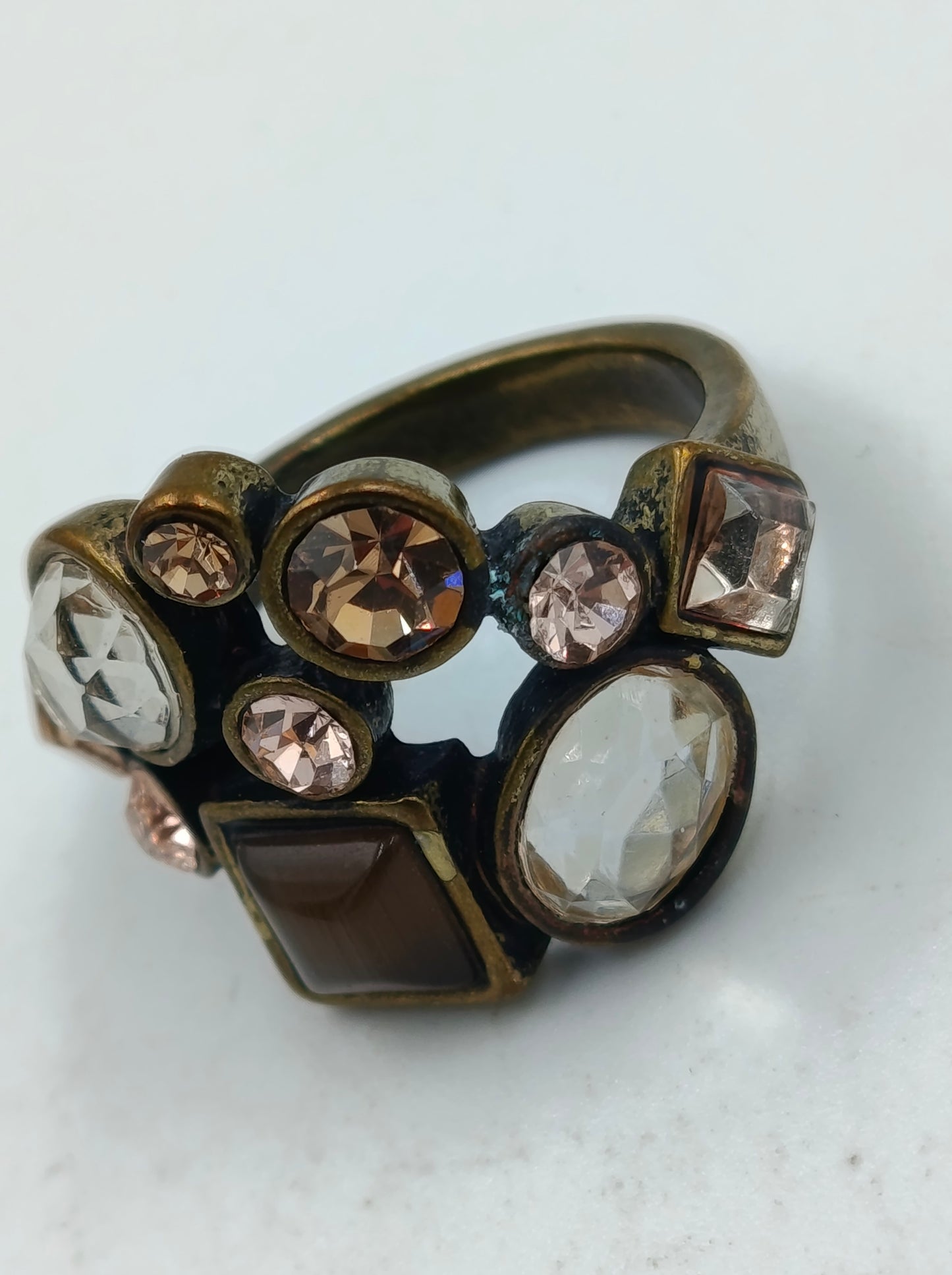 Antikgoldener Ring mit Glaskristallen