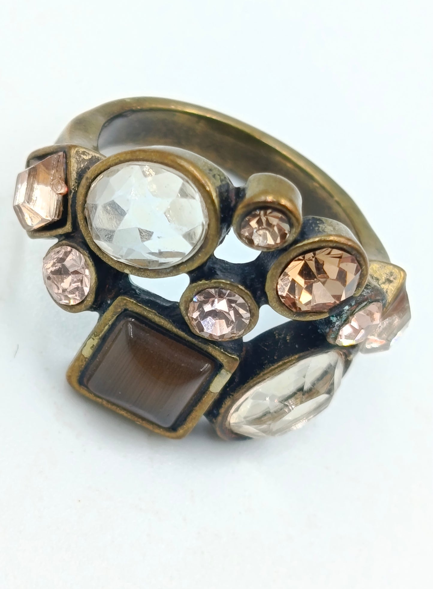 Antikgoldener Ring mit Glaskristallen