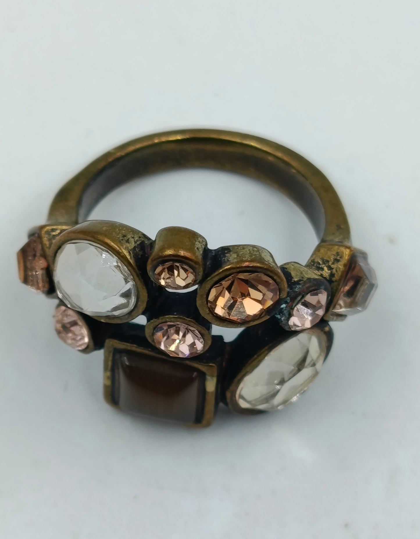 Antikgoldener Ring mit Glaskristallen