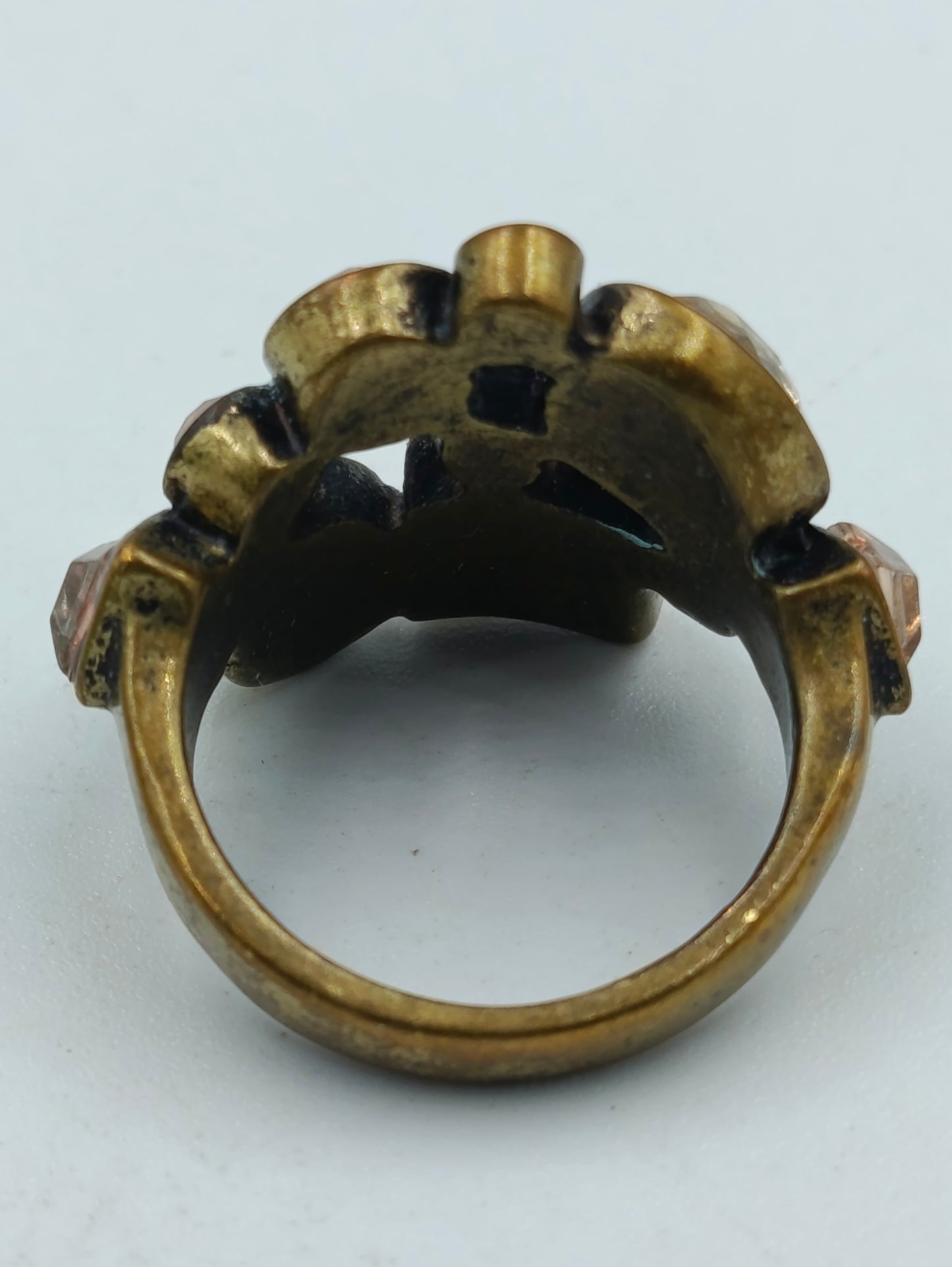 Antikgoldener Ring mit Glaskristallen