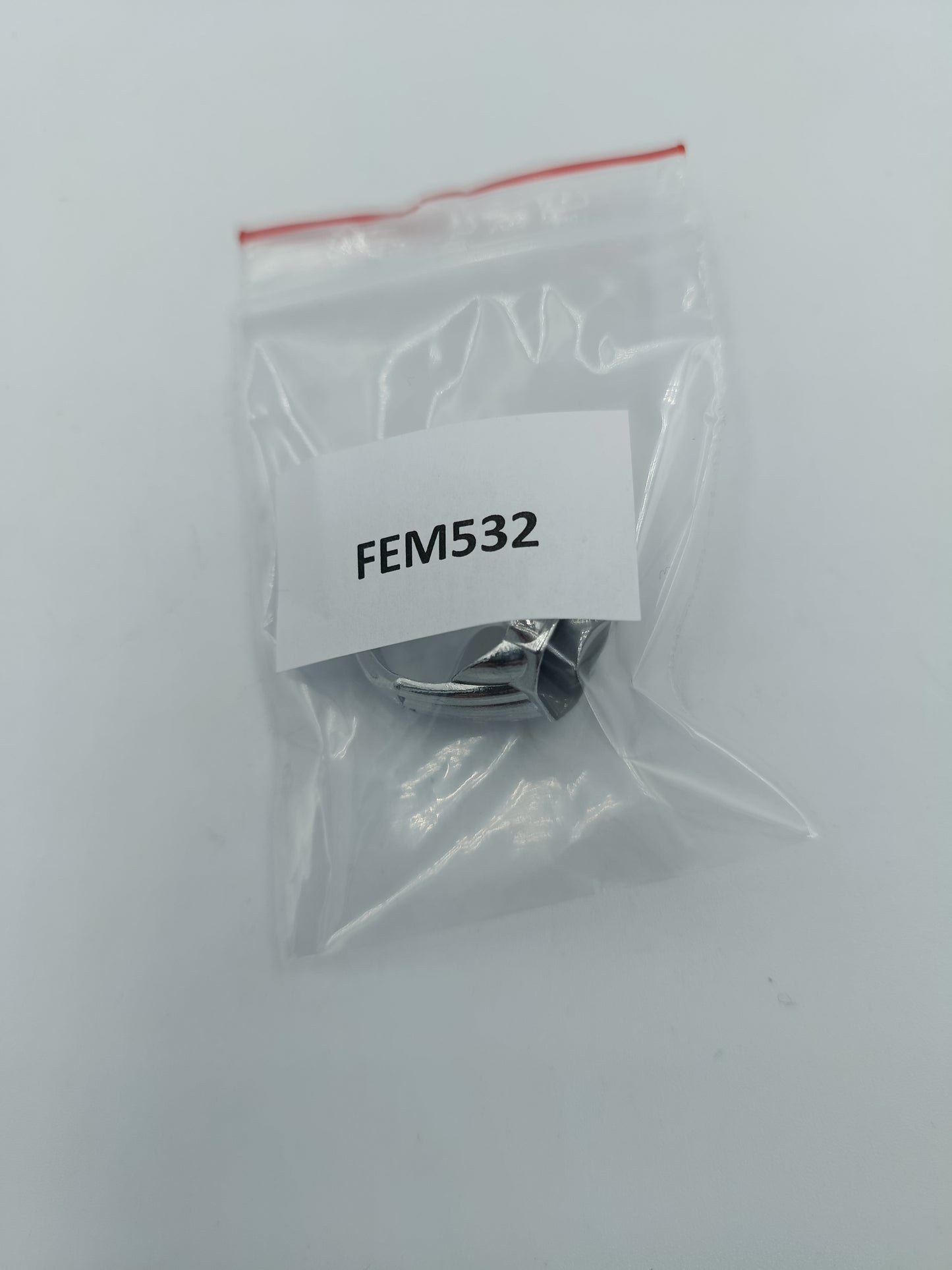 Silberfarbener Herrenring mit schwarzem Stein