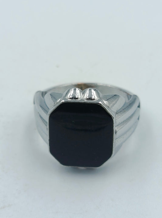 Silberfarbener Herrenring mit schwarzem Stein