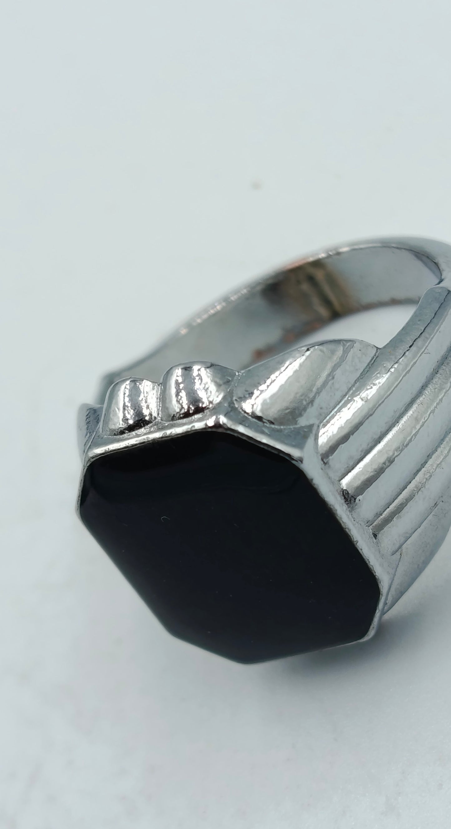 Silberfarbener Herrenring mit schwarzem Stein