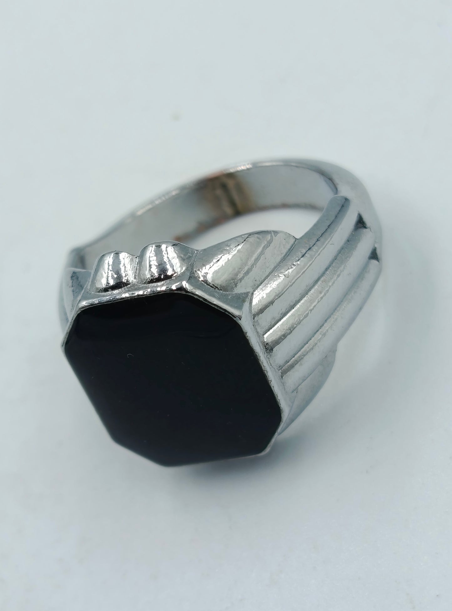 Silberfarbener Herrenring mit schwarzem Stein