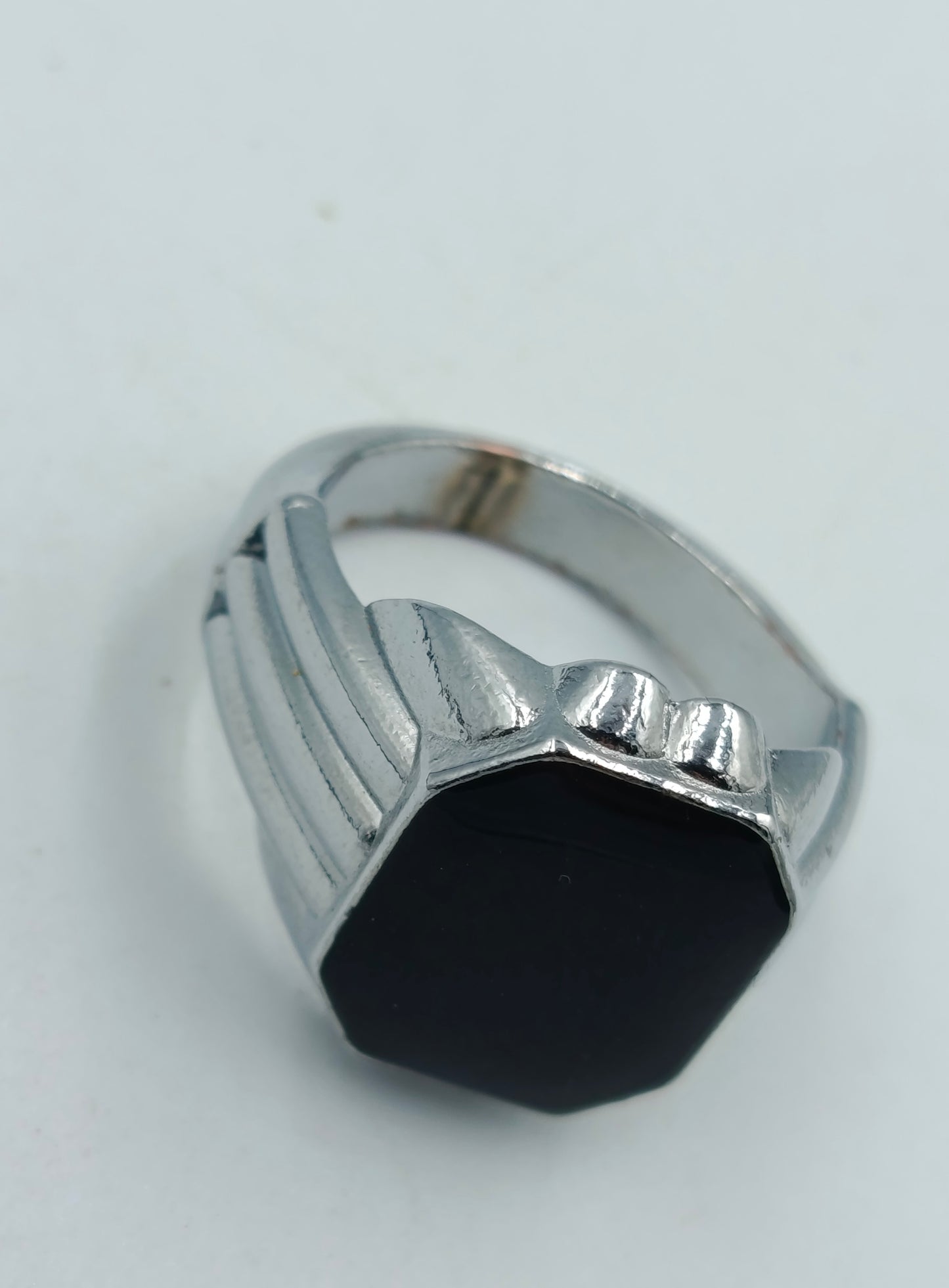 Silberfarbener Herrenring mit schwarzem Stein