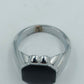 Silberfarbener Herrenring mit schwarzem Stein