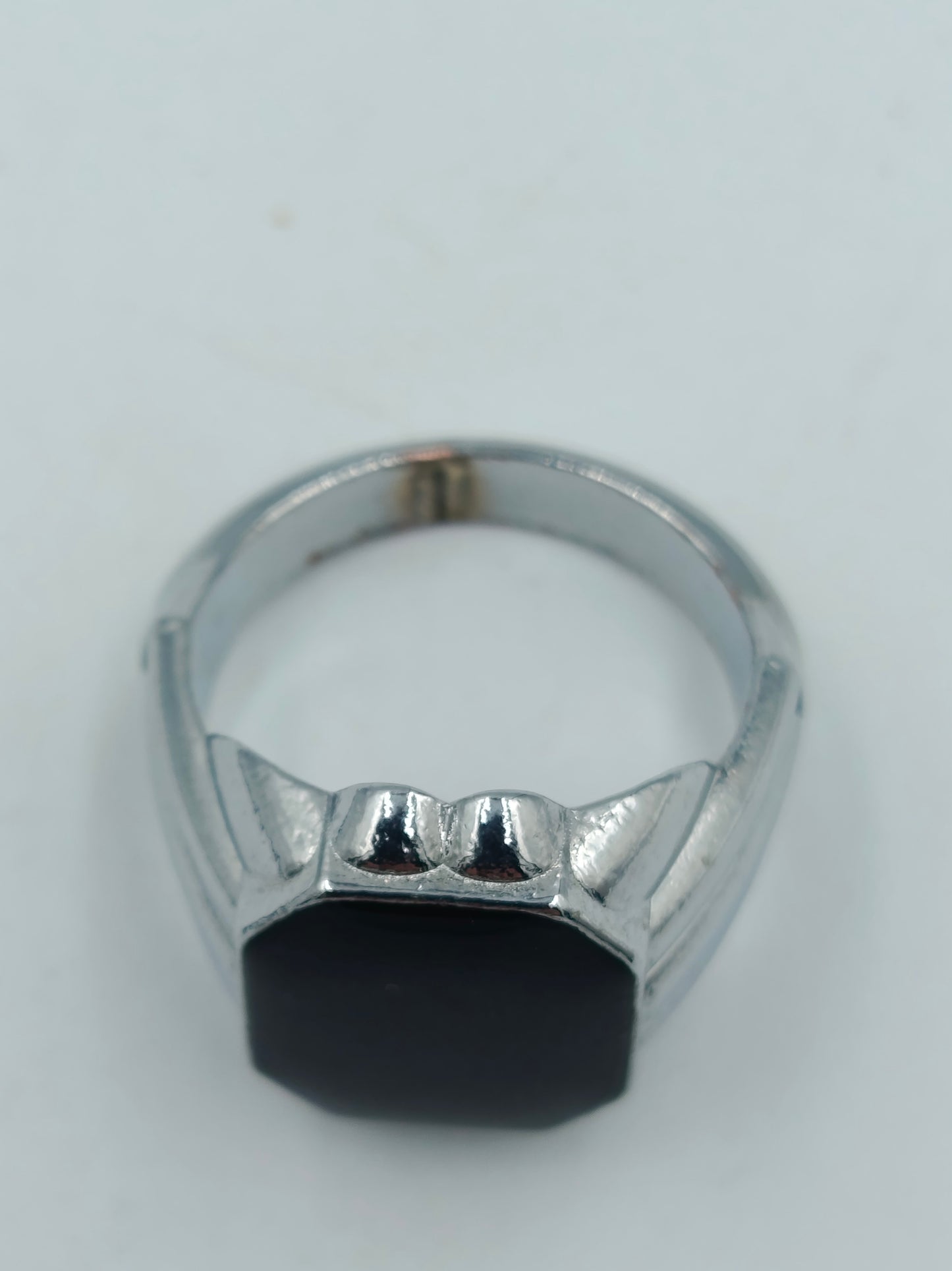 Silberfarbener Herrenring mit schwarzem Stein