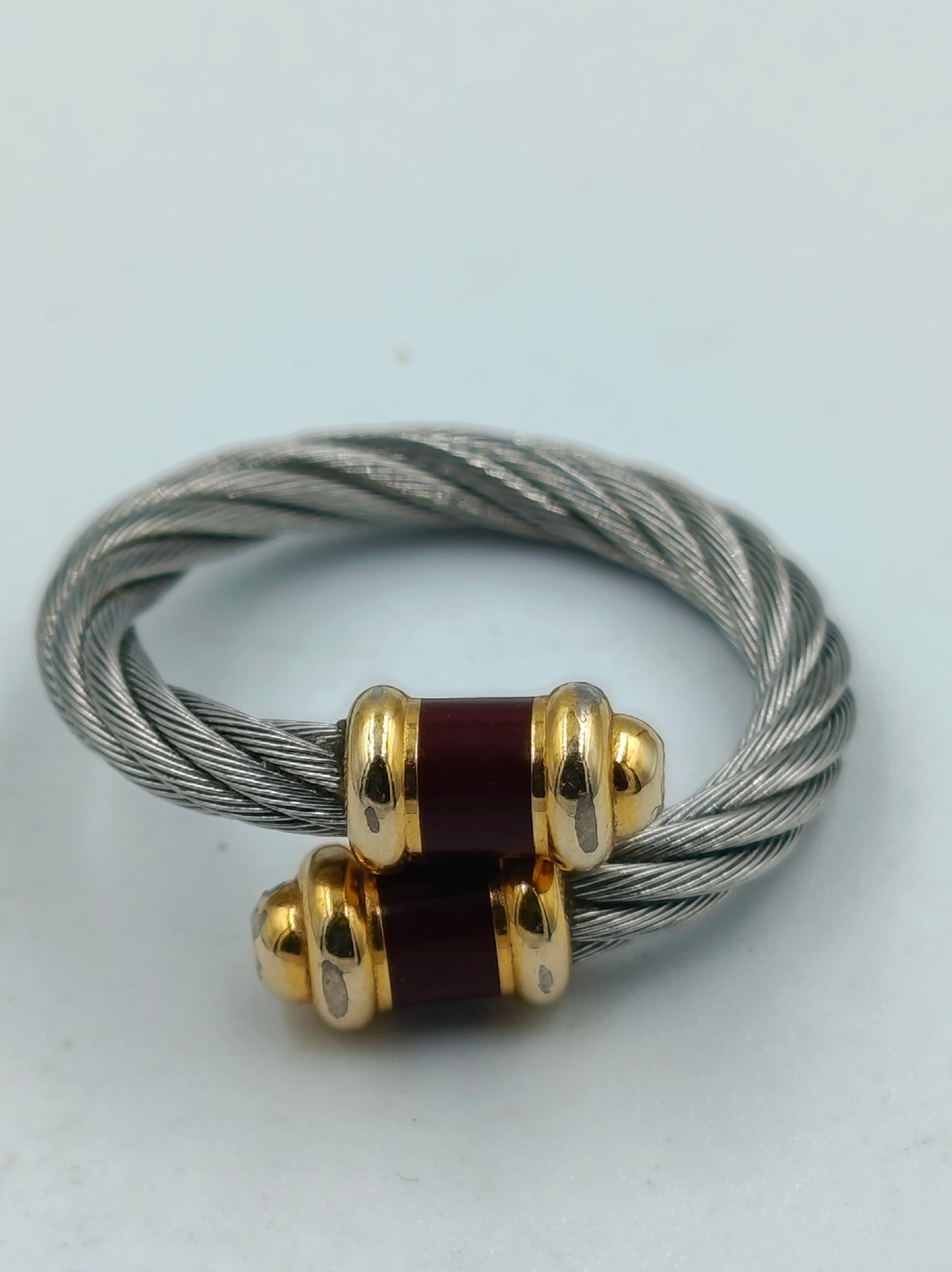 Moderner Edelstahlring mit goldfarbenen Elementen