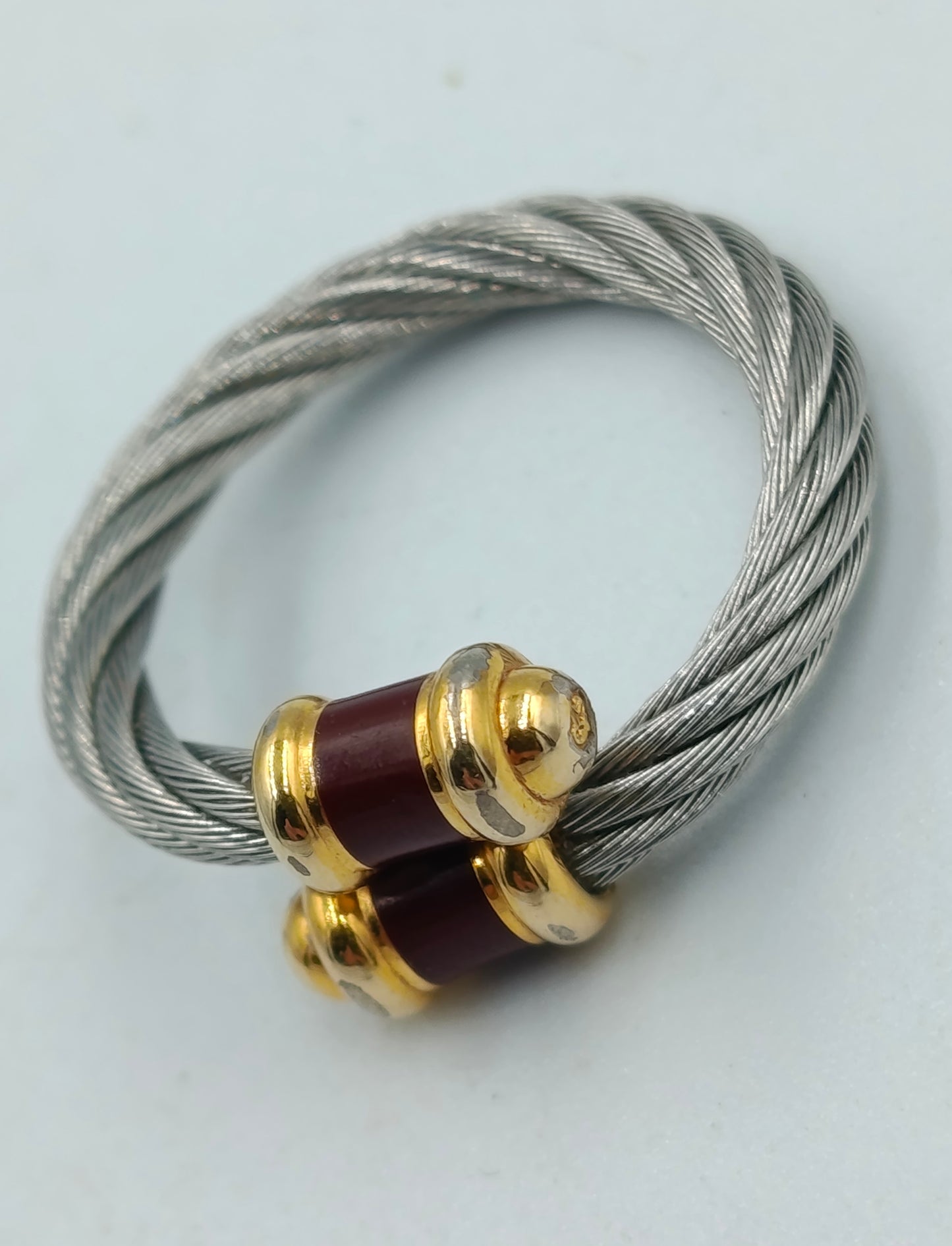 Moderner Edelstahlring mit goldfarbenen Elementen