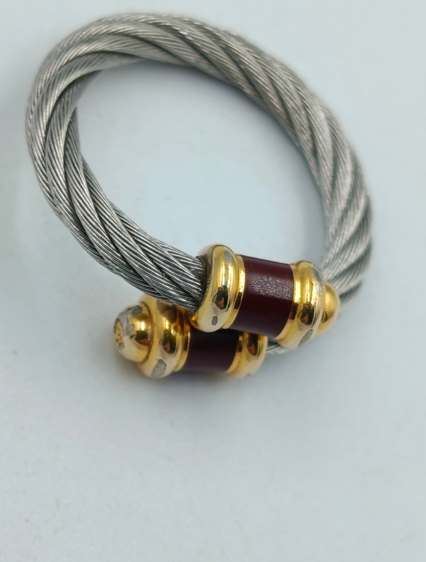 Moderner Edelstahlring mit goldfarbenen Elementen