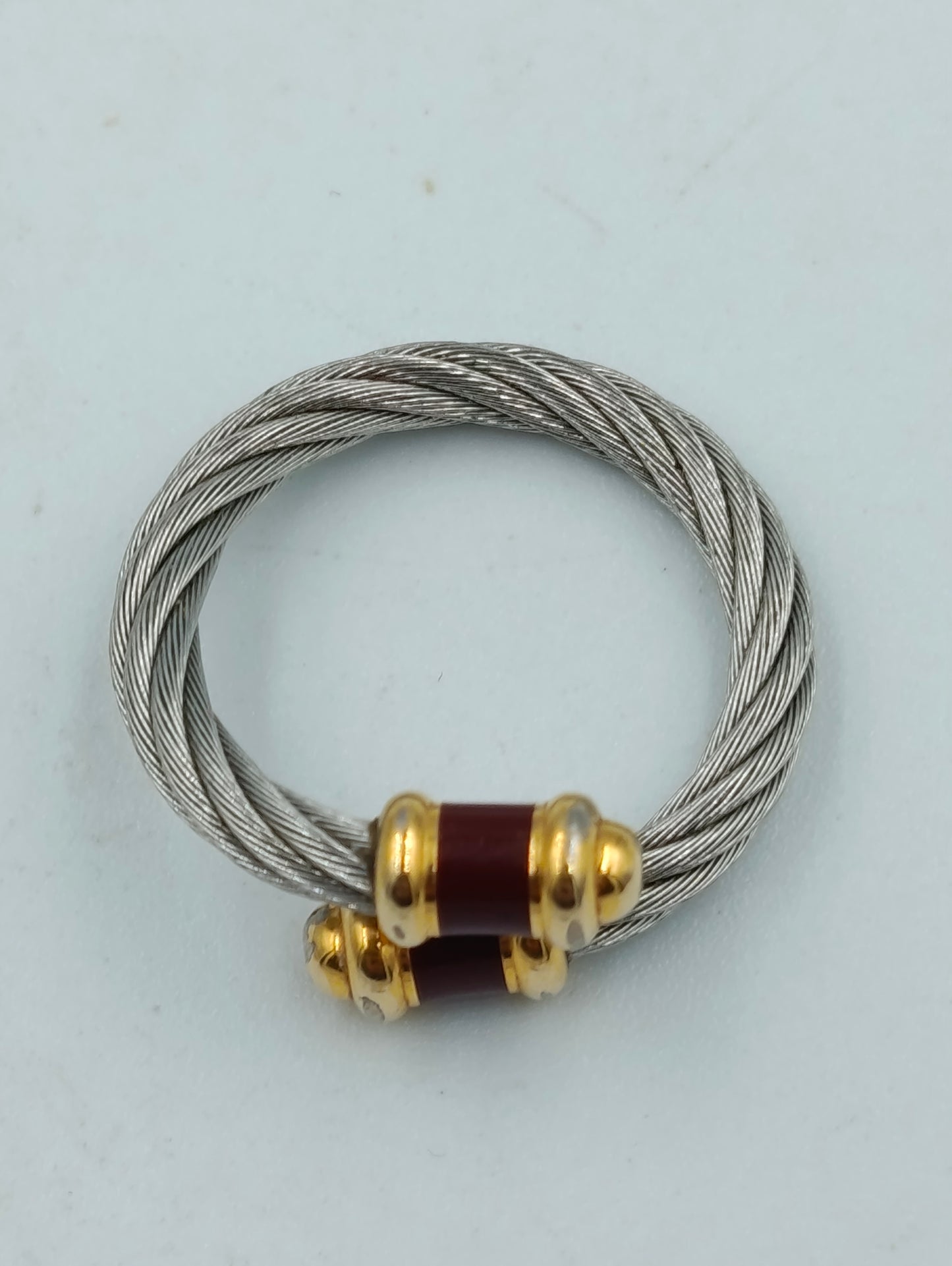 Moderner Edelstahlring mit goldfarbenen Elementen