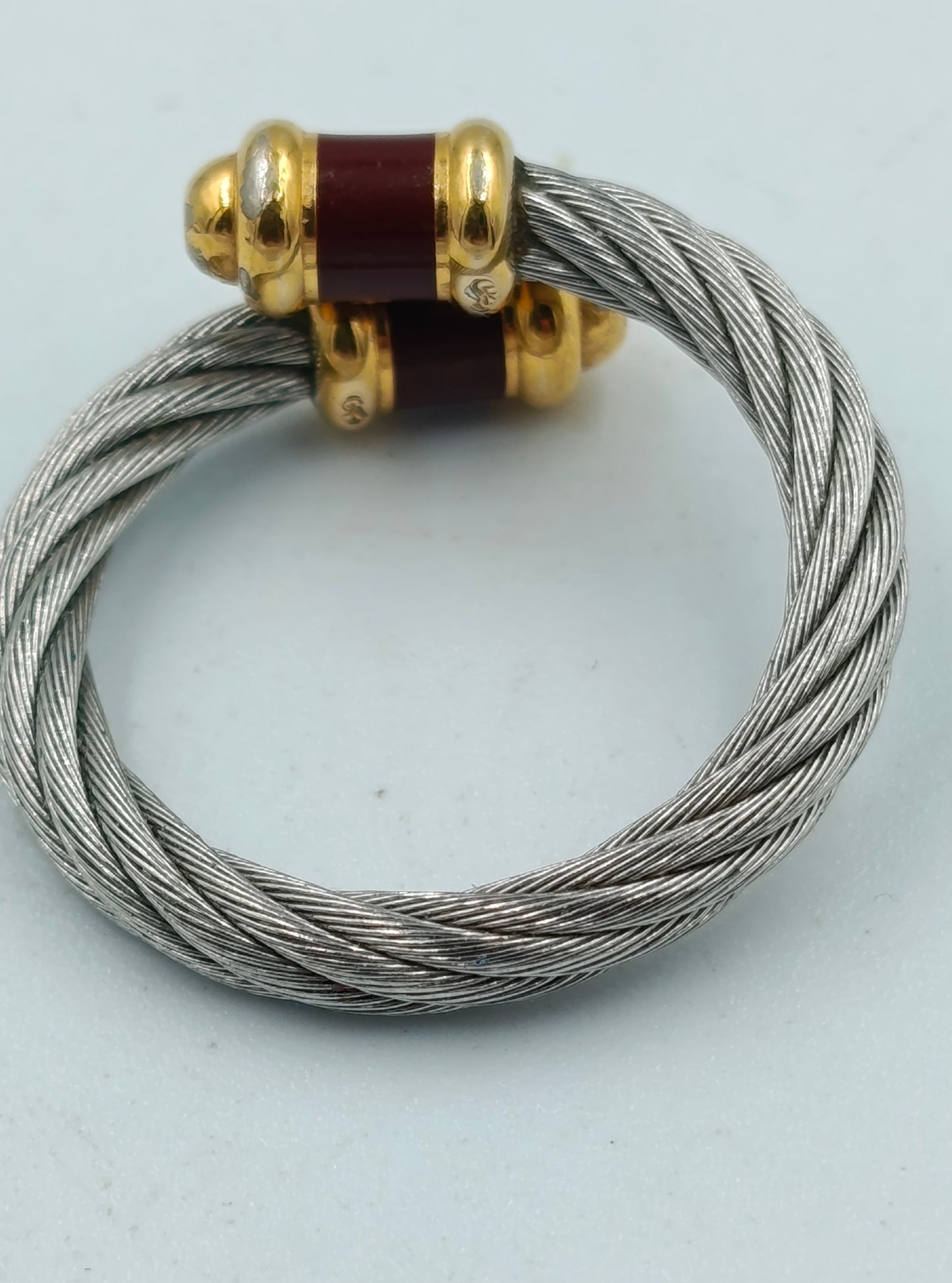 Moderner Edelstahlring mit goldfarbenen Elementen