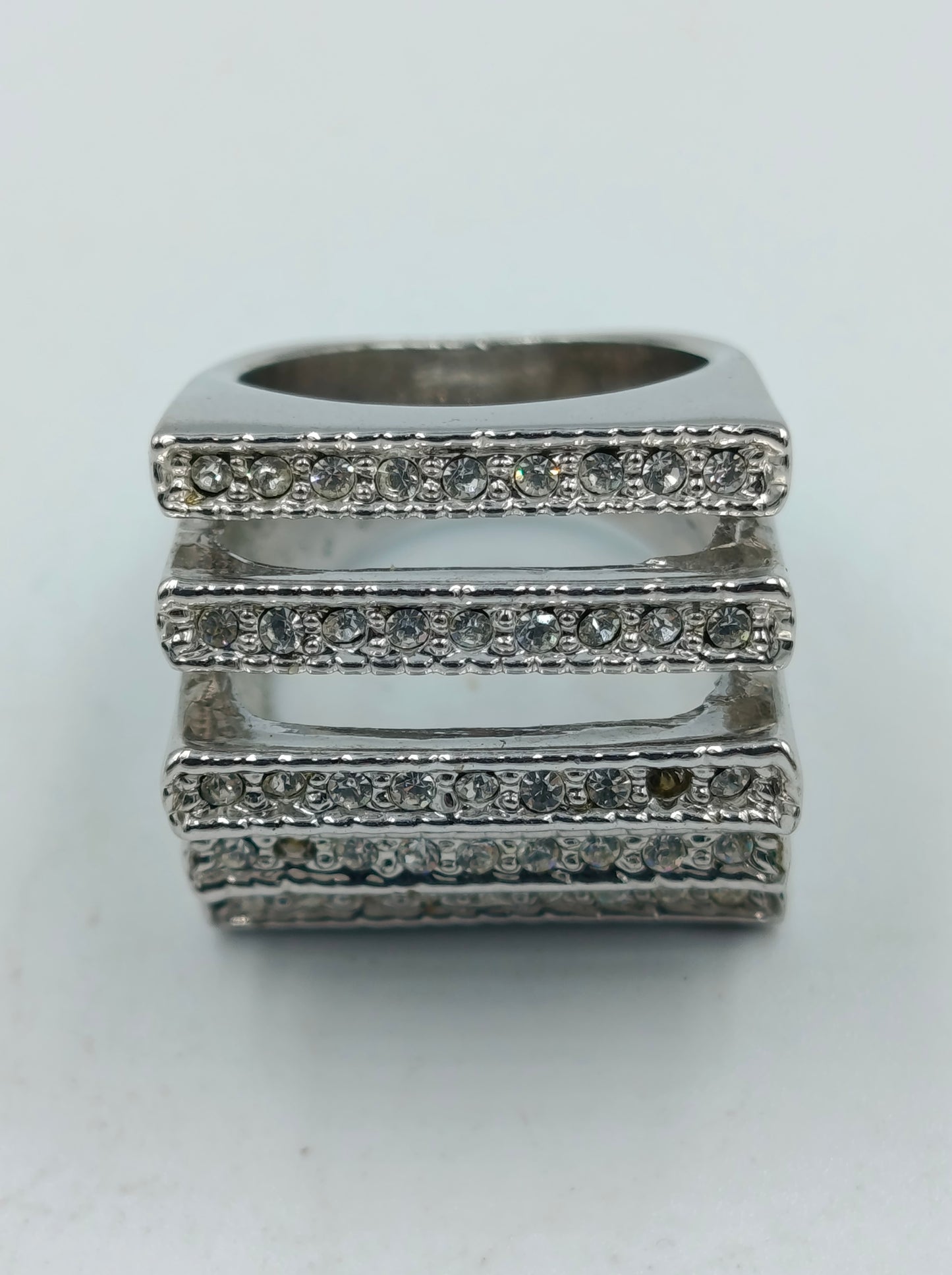 Statement-Ring mit funkelnden Kristallen