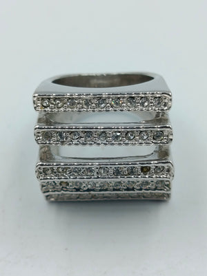 Statement-Ring mit funkelnden Kristallen