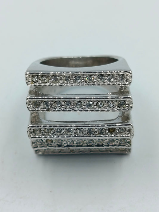 Statement-Ring mit funkelnden Kristallen