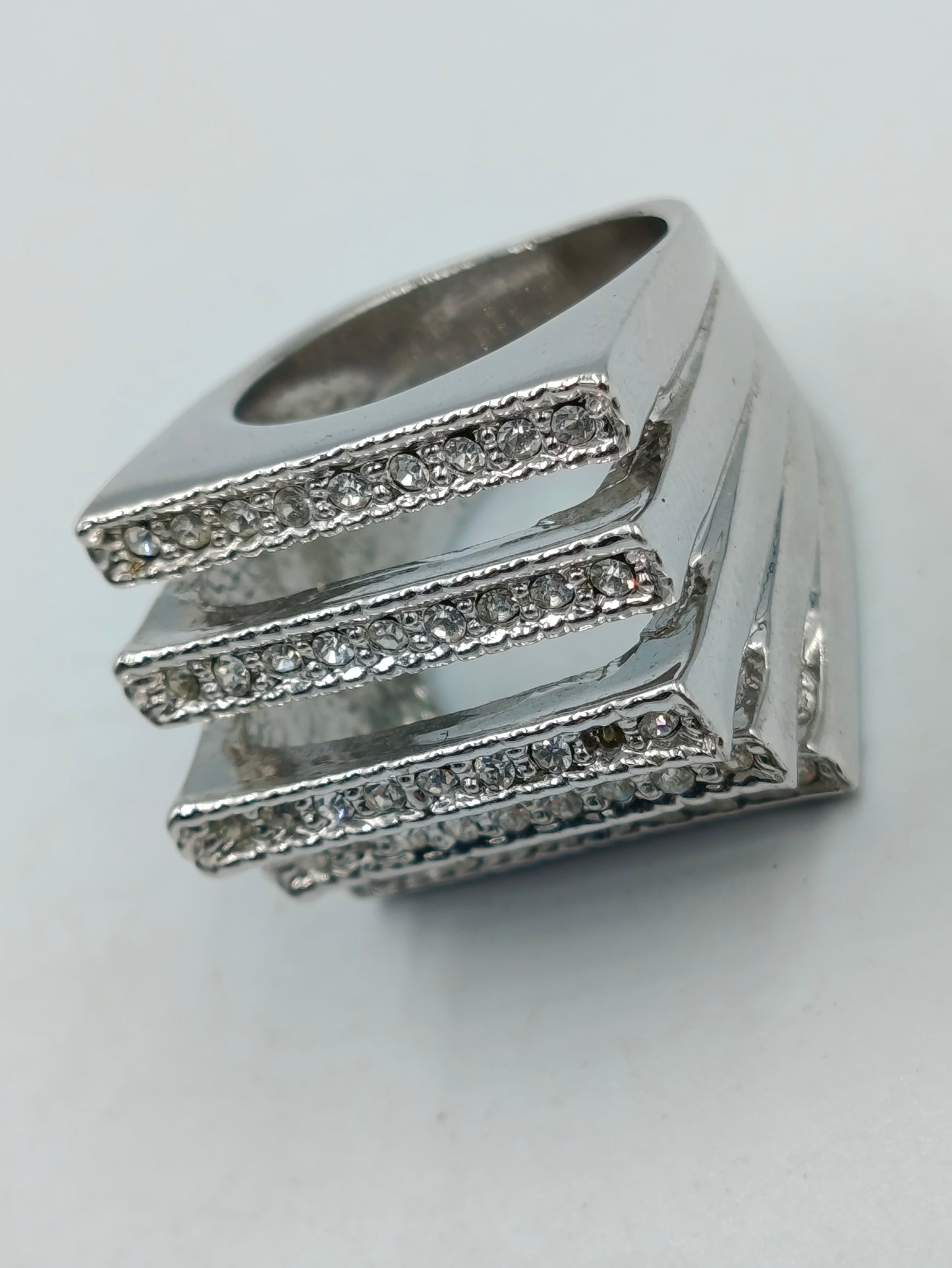 Statement-Ring mit funkelnden Kristallen