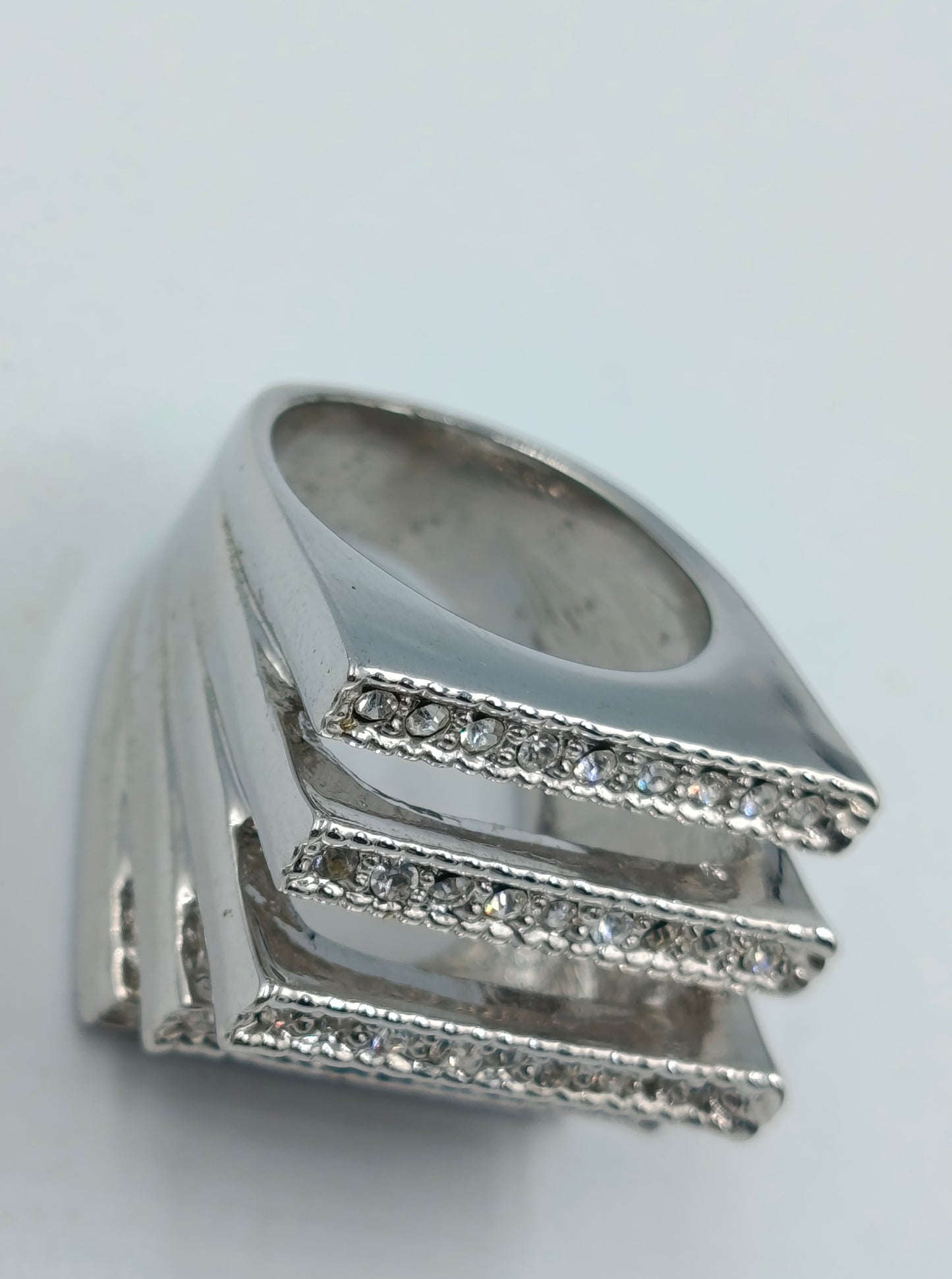 Statement-Ring mit funkelnden Kristallen