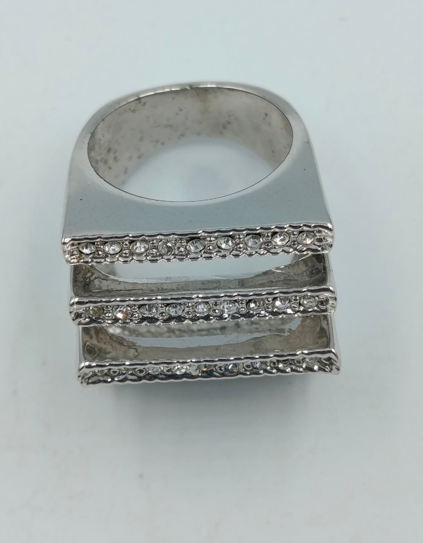 Statement-Ring mit funkelnden Kristallen