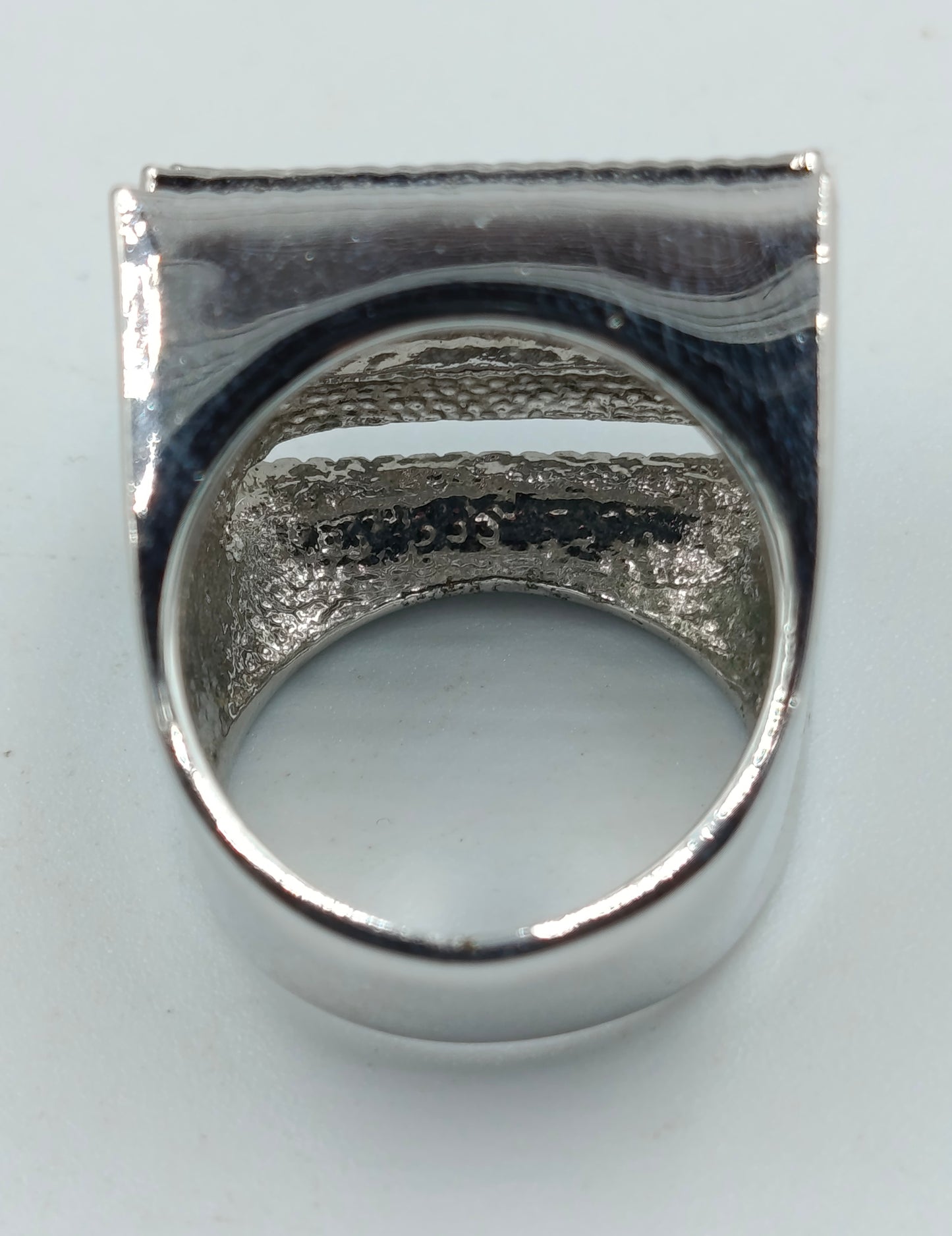 Statement-Ring mit funkelnden Kristallen